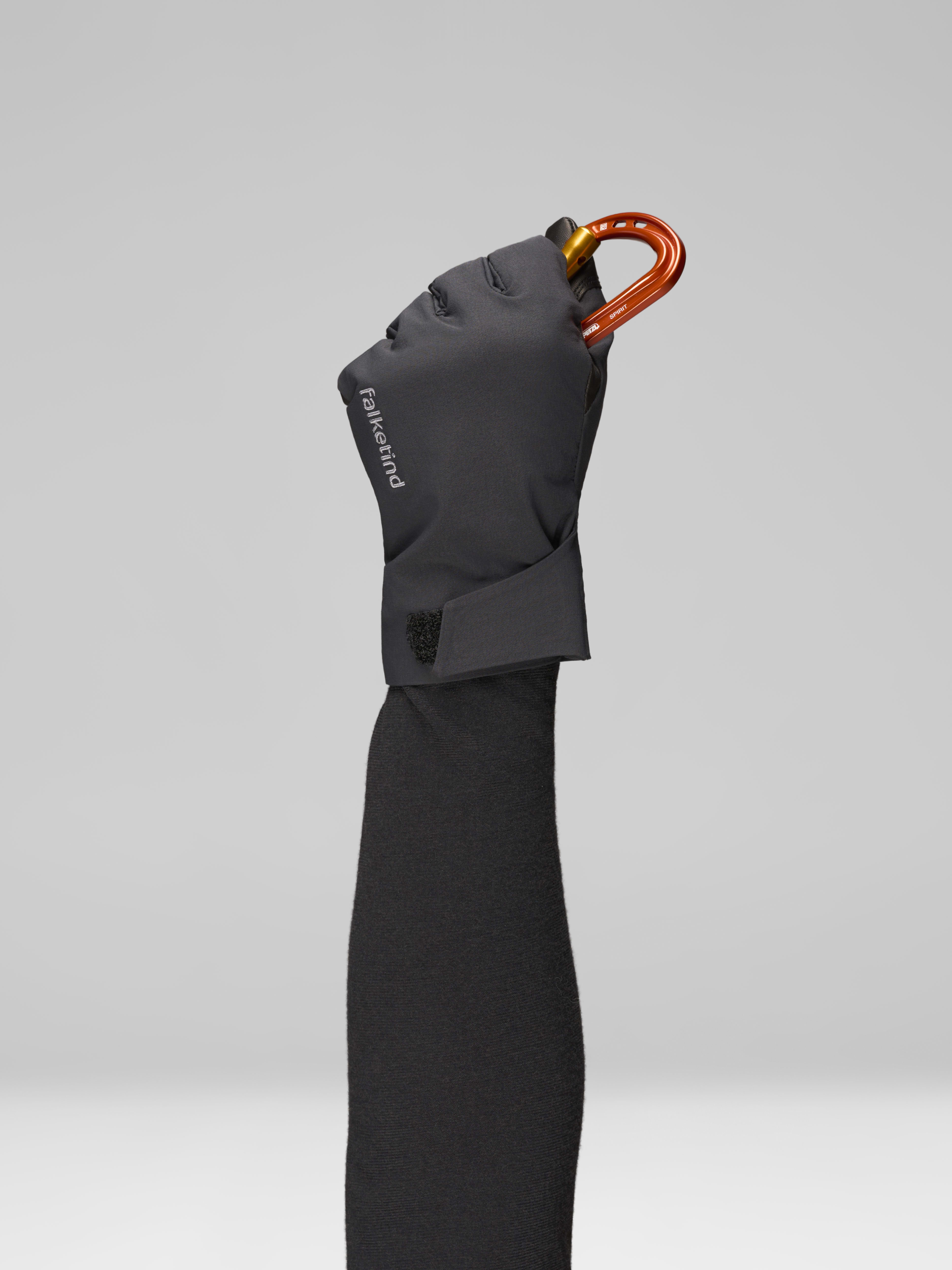 Female Look opening image of falketind dri short Gloves Caviar Black