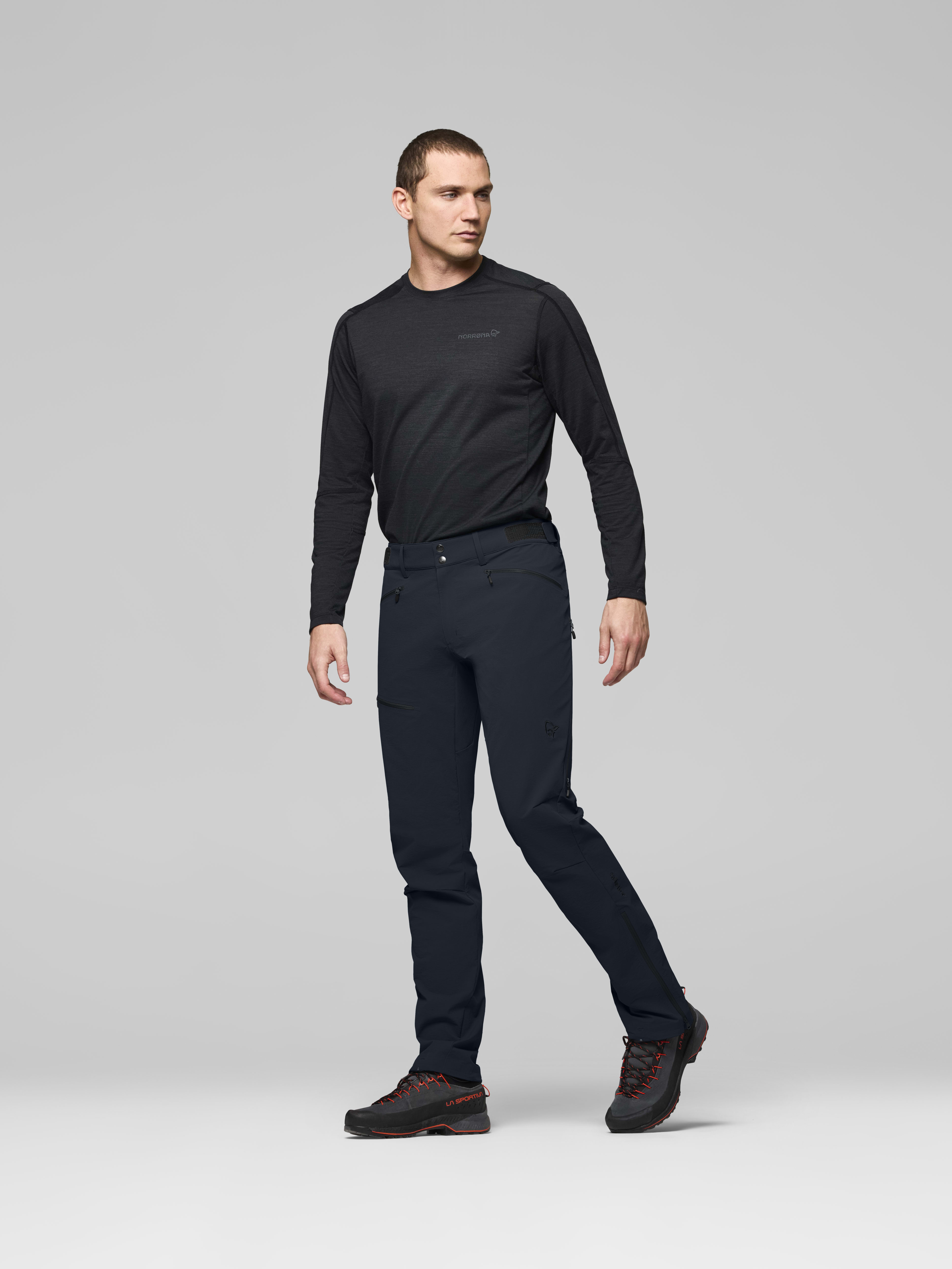 Male Look side image of falketind flex1 short Pants Caviar Black