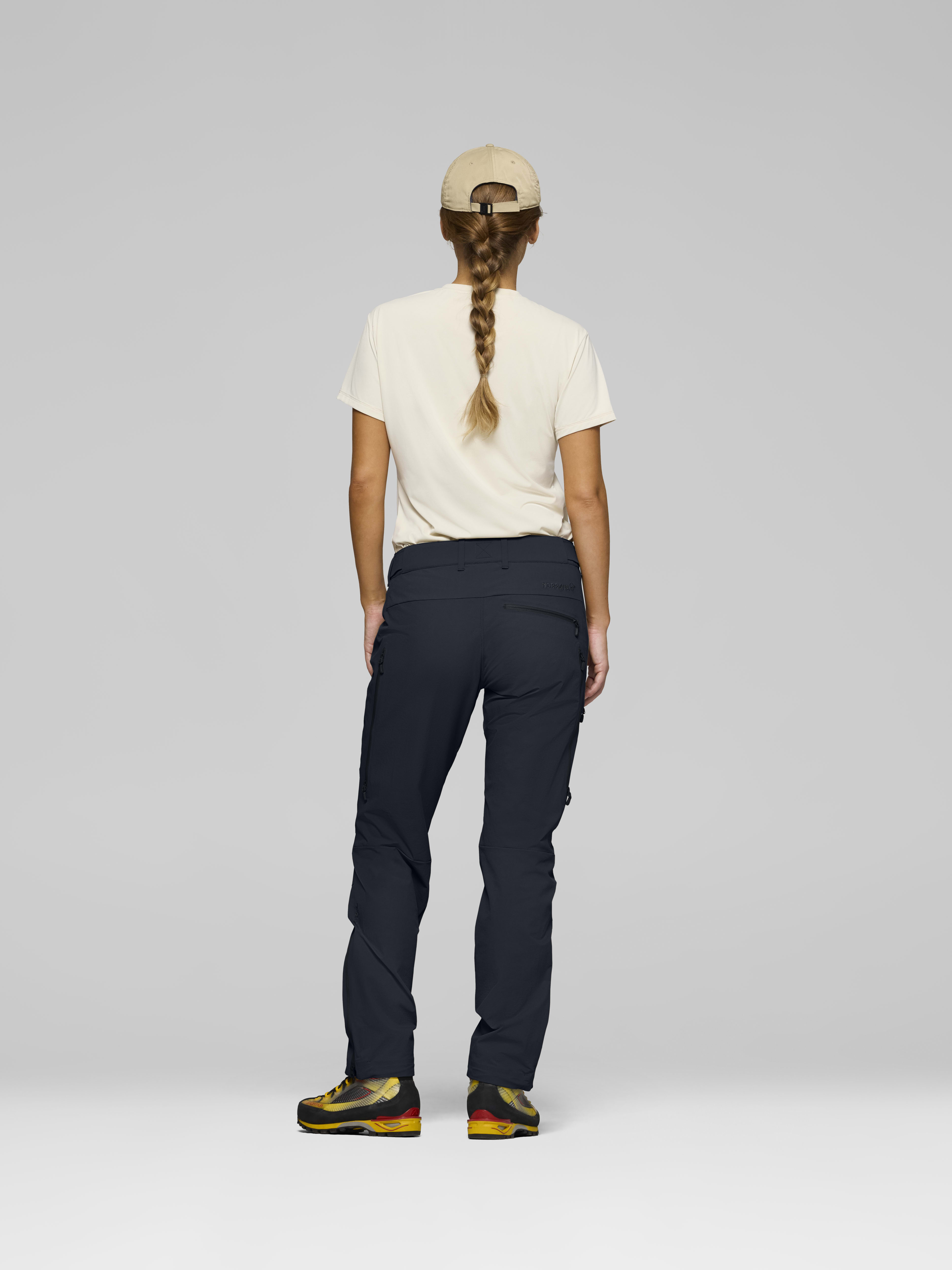 Female Look back image of falketind flex1 short Pants Caviar Black