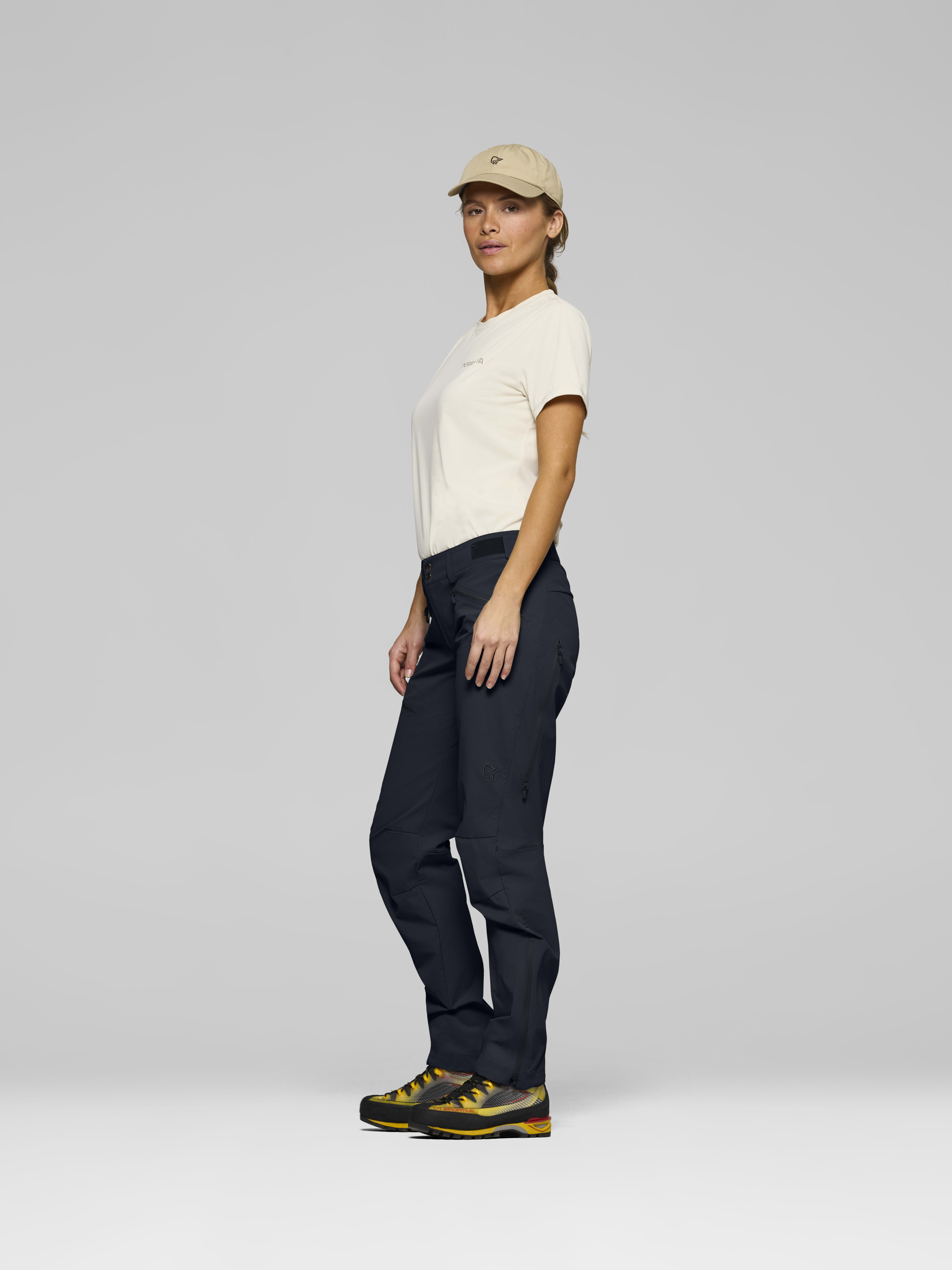 Female Look side image of falketind flex1 short Pants Caviar Black