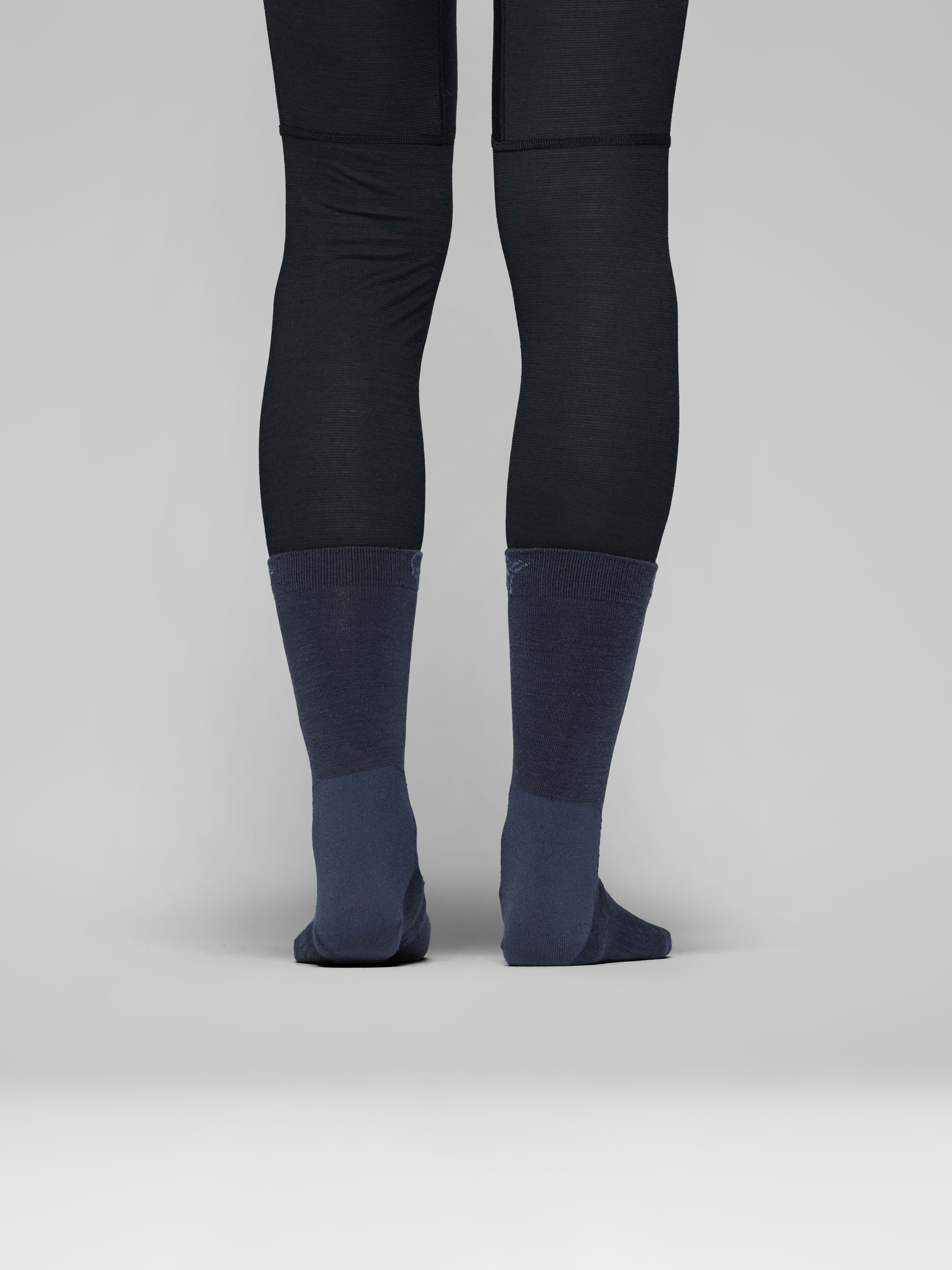 Female Look back image of falketind light merinoUll Socks Indigo Night/Dark Denim