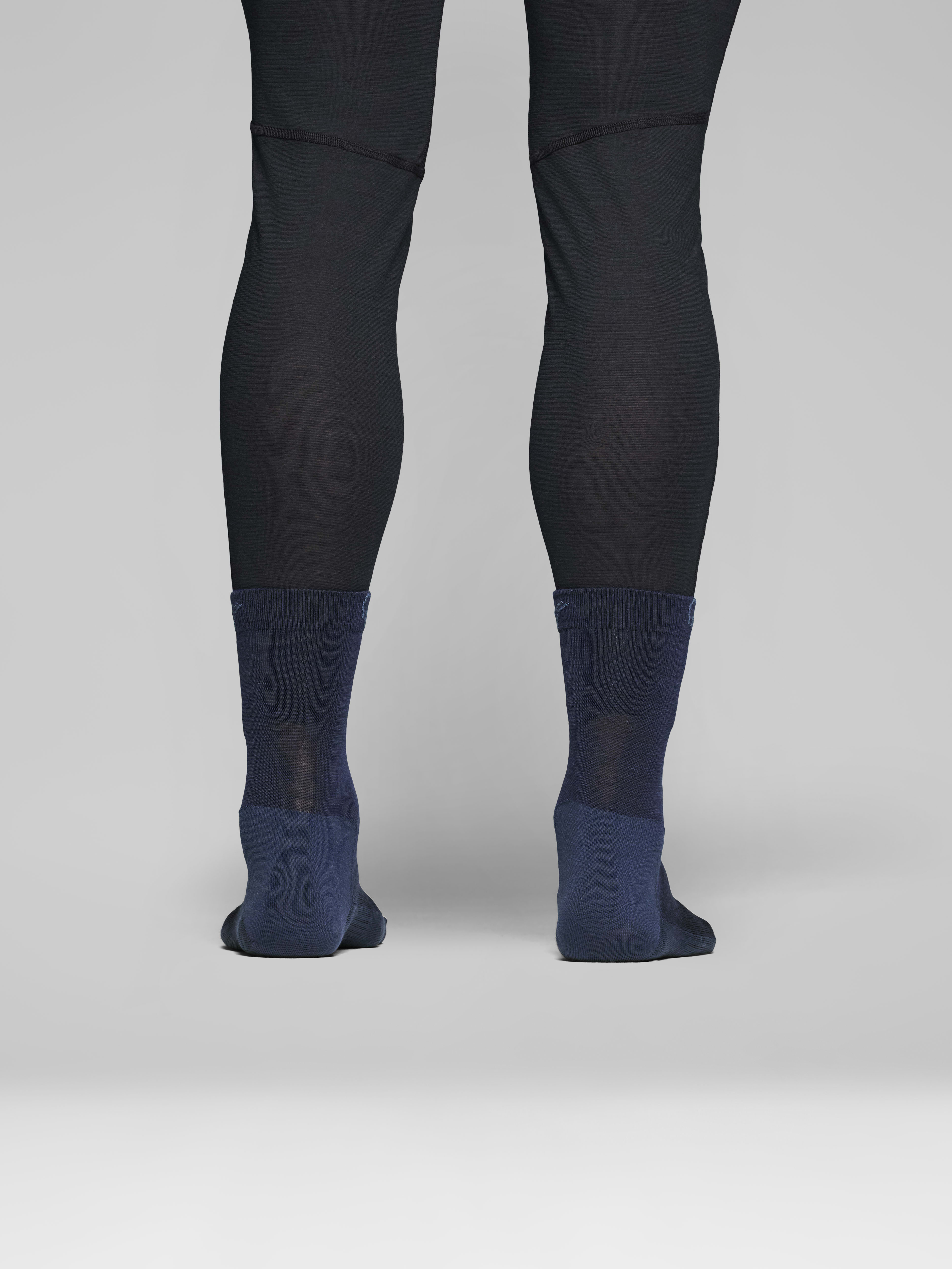 Female Look back image of falketind light merinoUll Socks Indigo Night/Dark Denim