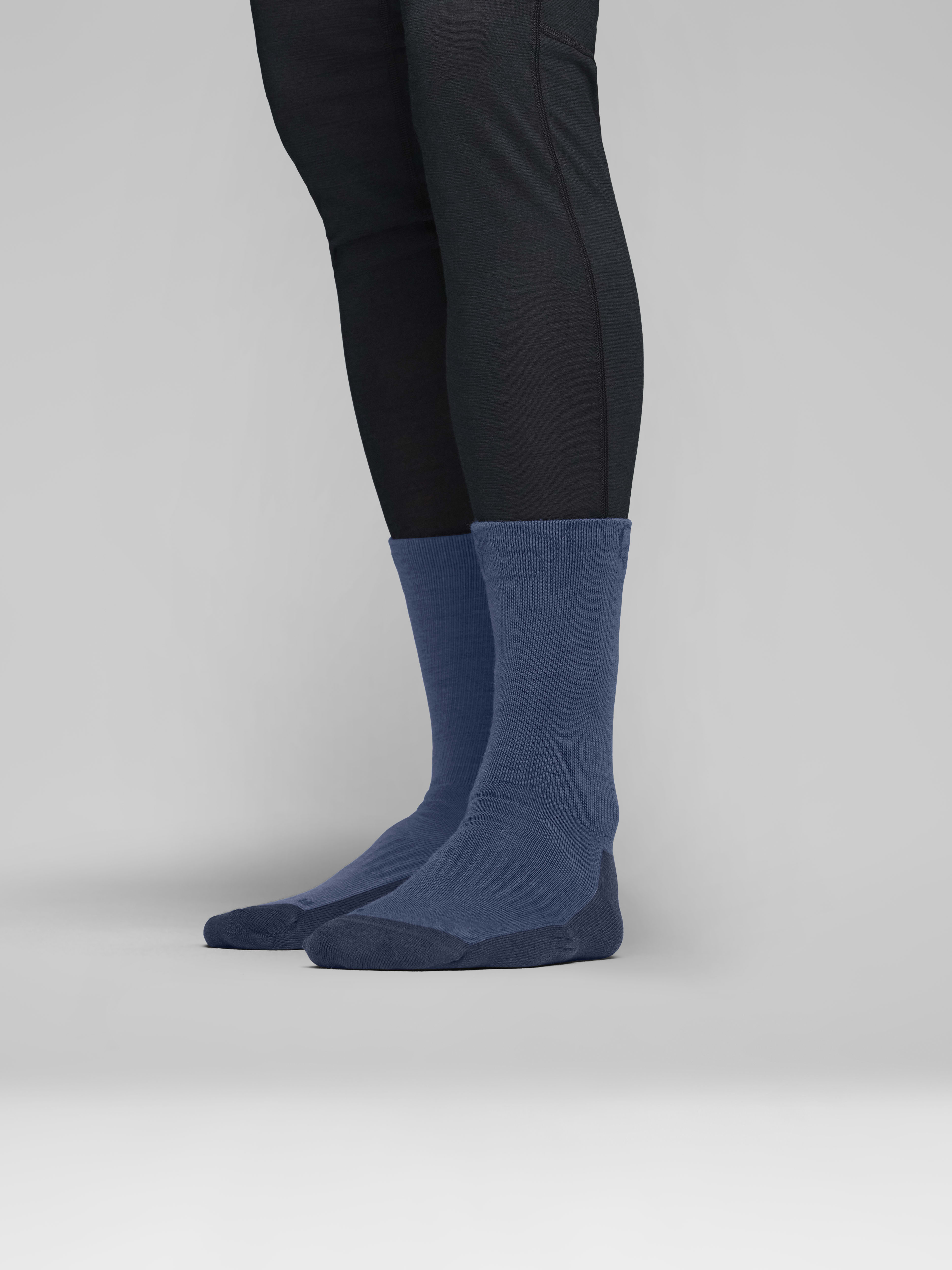 Female Look side image of falketind mid merinoUll Socks Indigo Night/Dark Denim