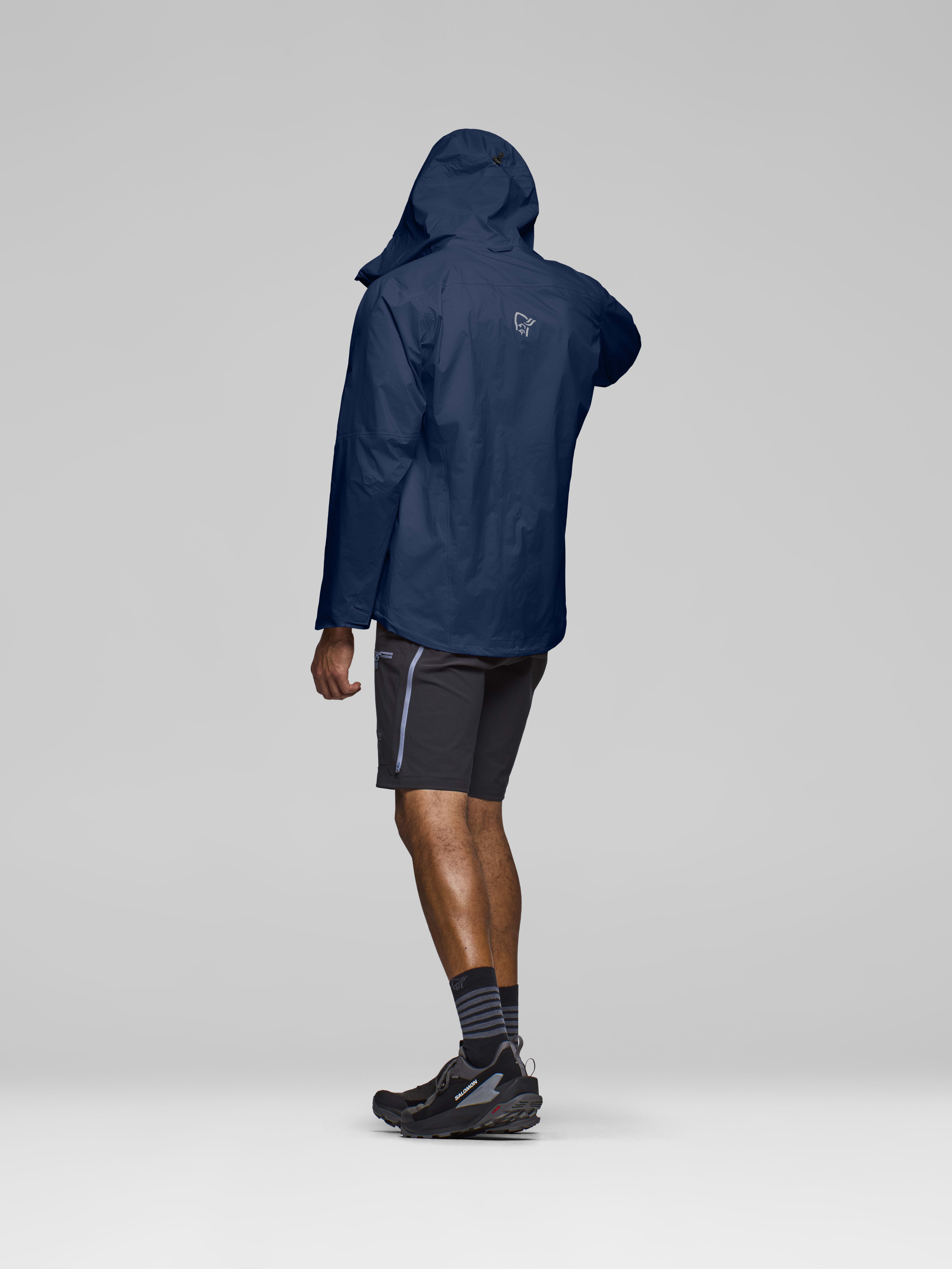 Male Look back image of falketind dri1 Jacket Indigo Night