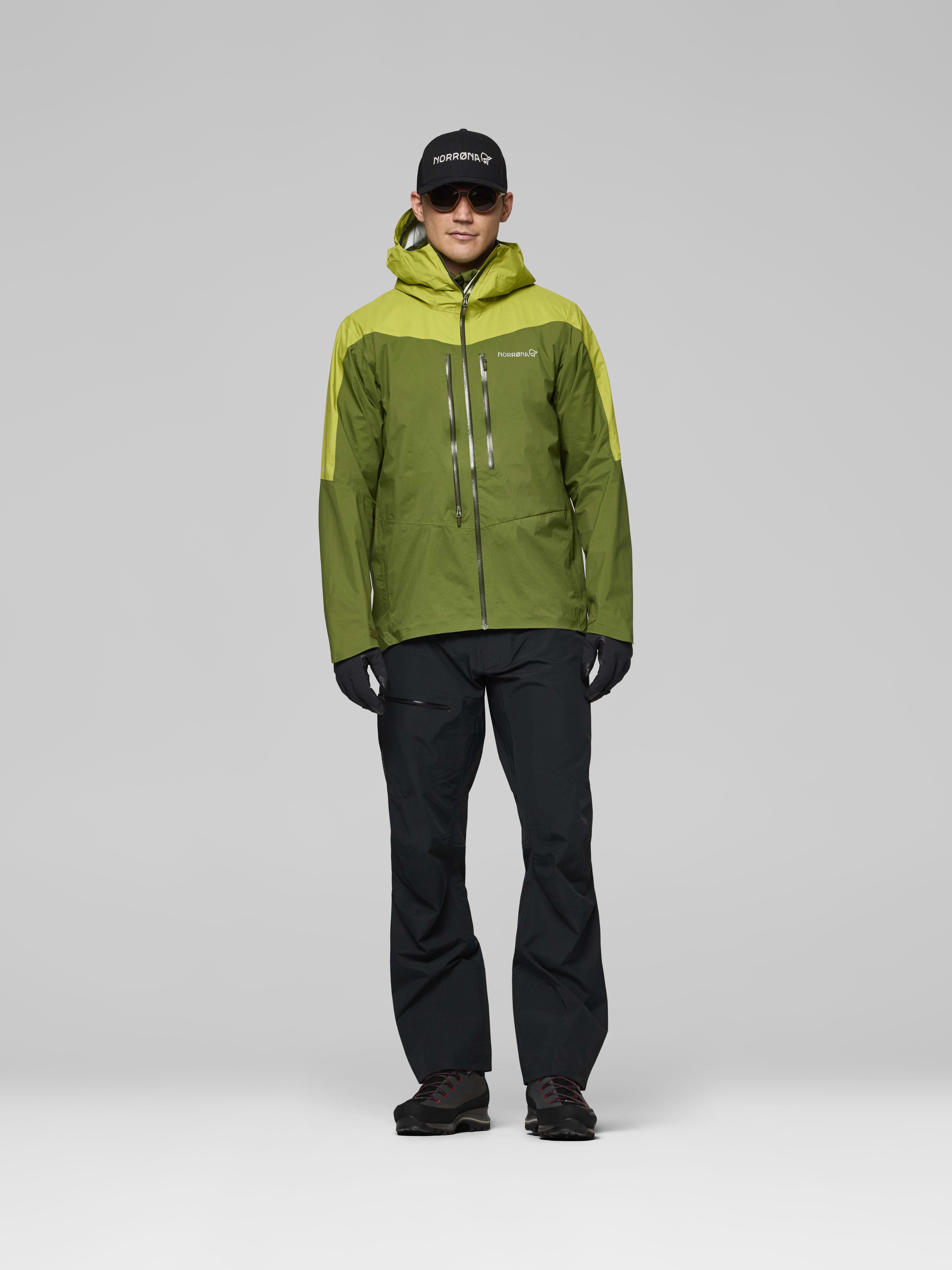 Male Look opening image of falketind dri1 Pants Caviar Black