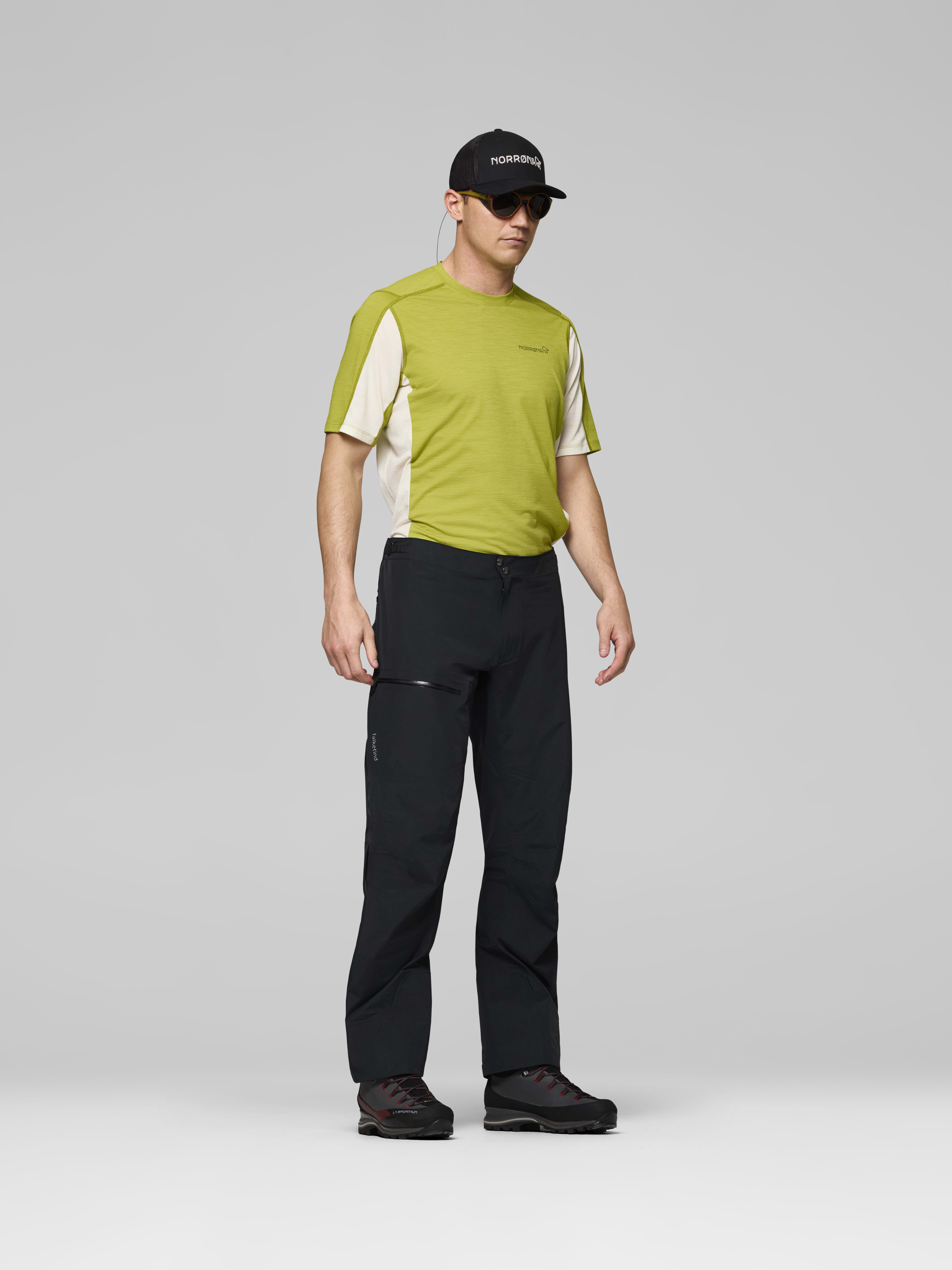 Male Look side image of falketind dri1 Pants Caviar Black