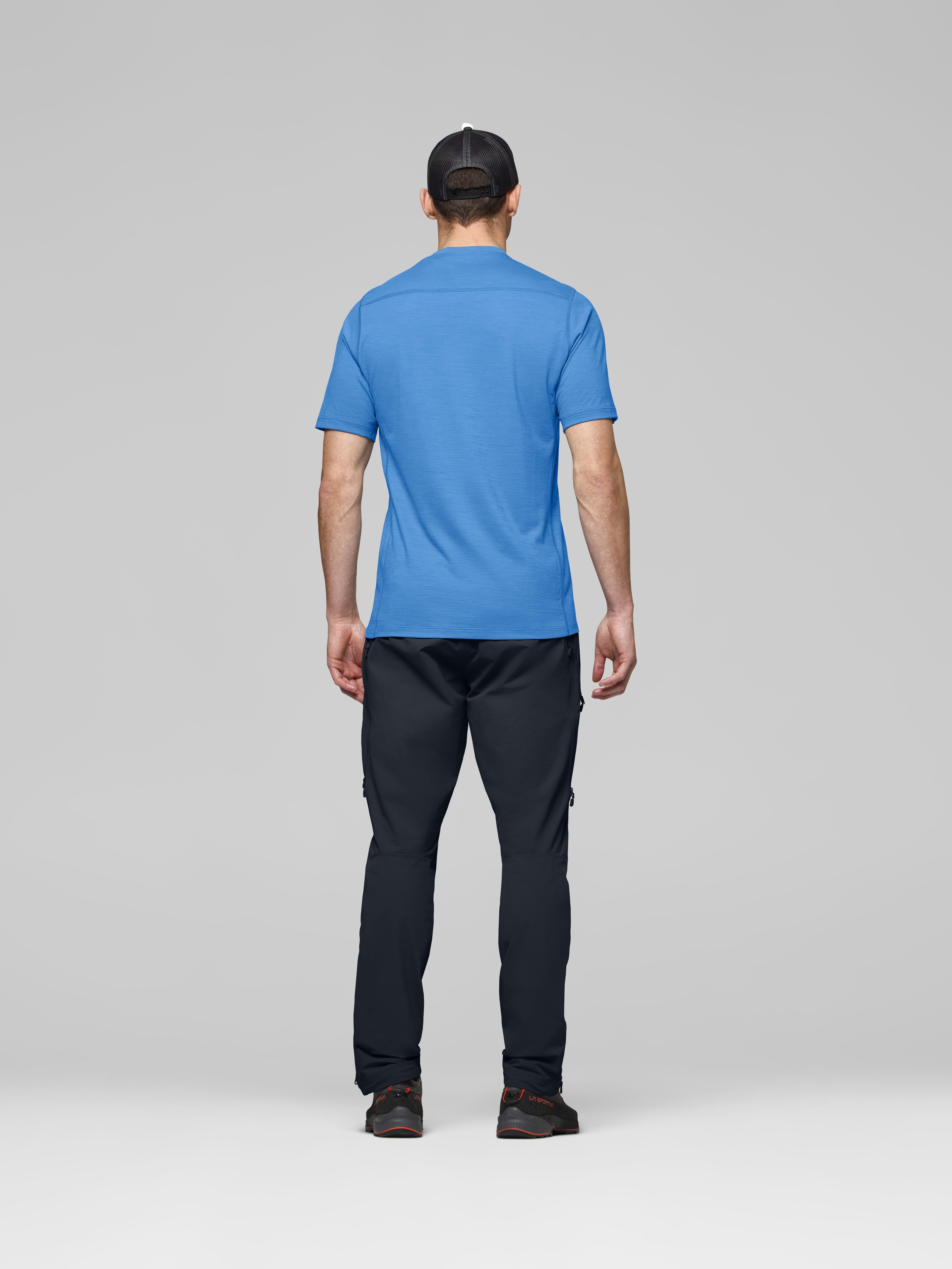 Male Look back image of falketind equaliserUll T-shirt Brilliant Blue
