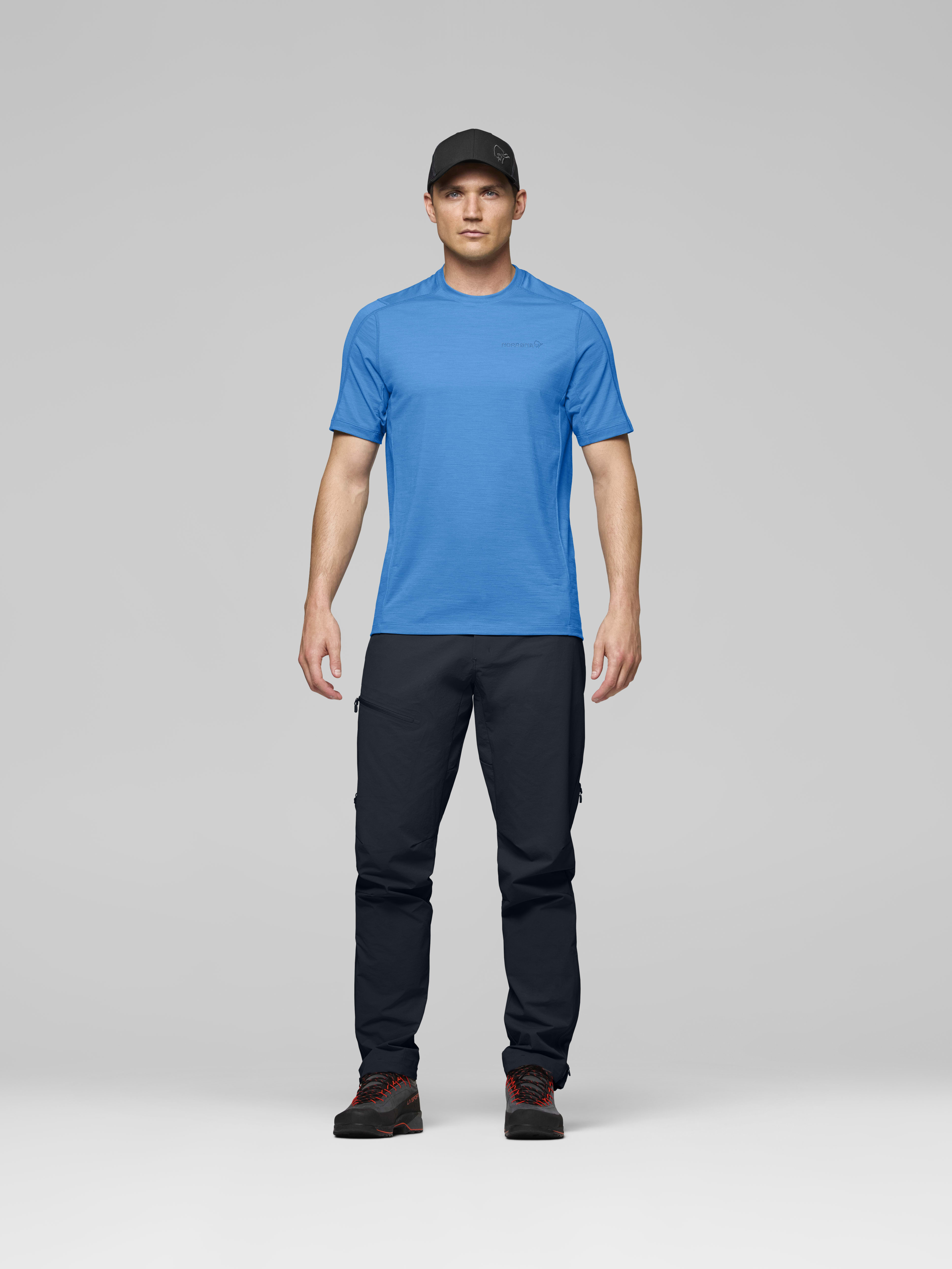 Male Look front image of falketind equaliserUll T-shirt Brilliant Blue
