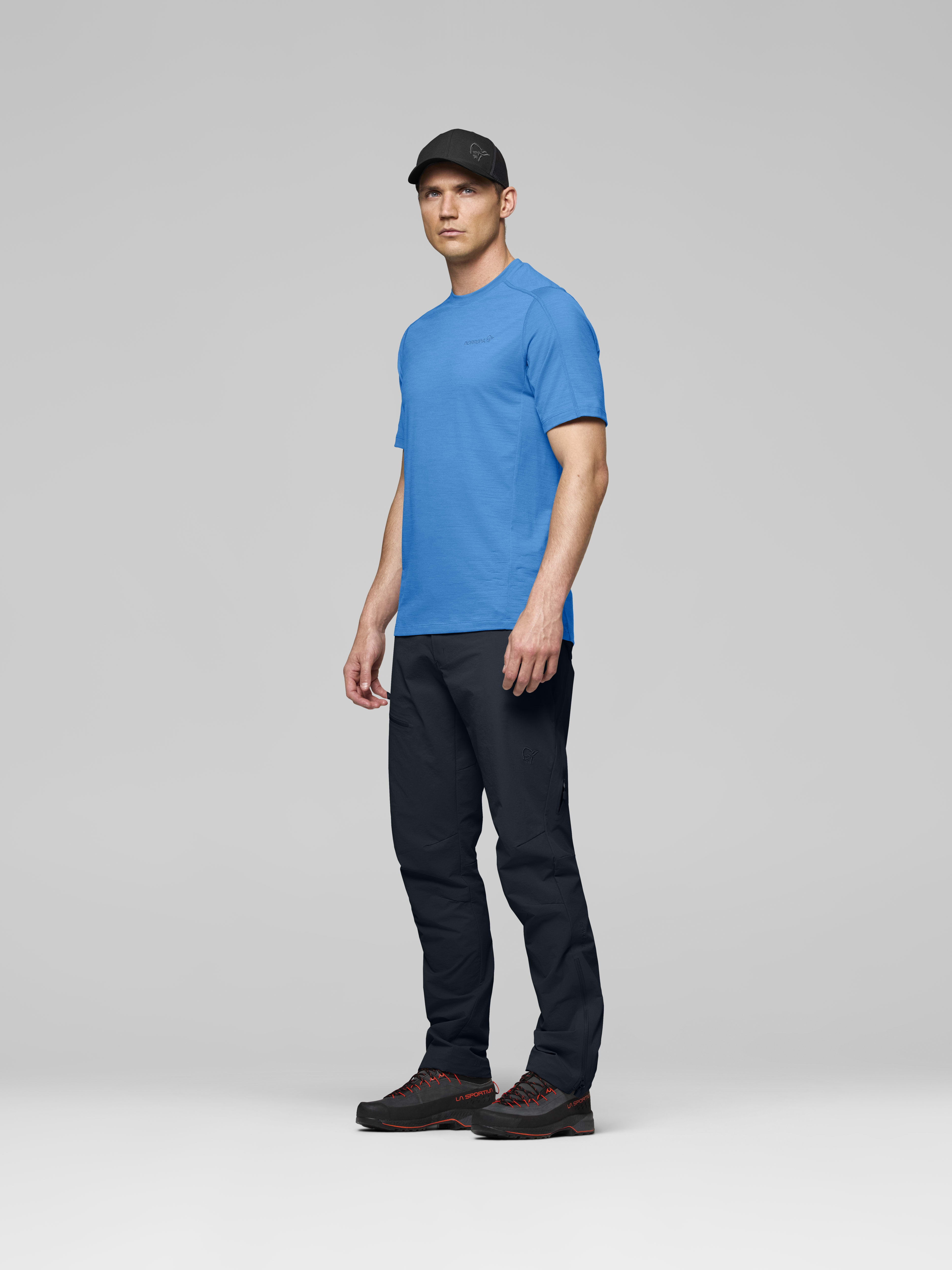 Male Look side image of falketind equaliserUll T-shirt Brilliant Blue