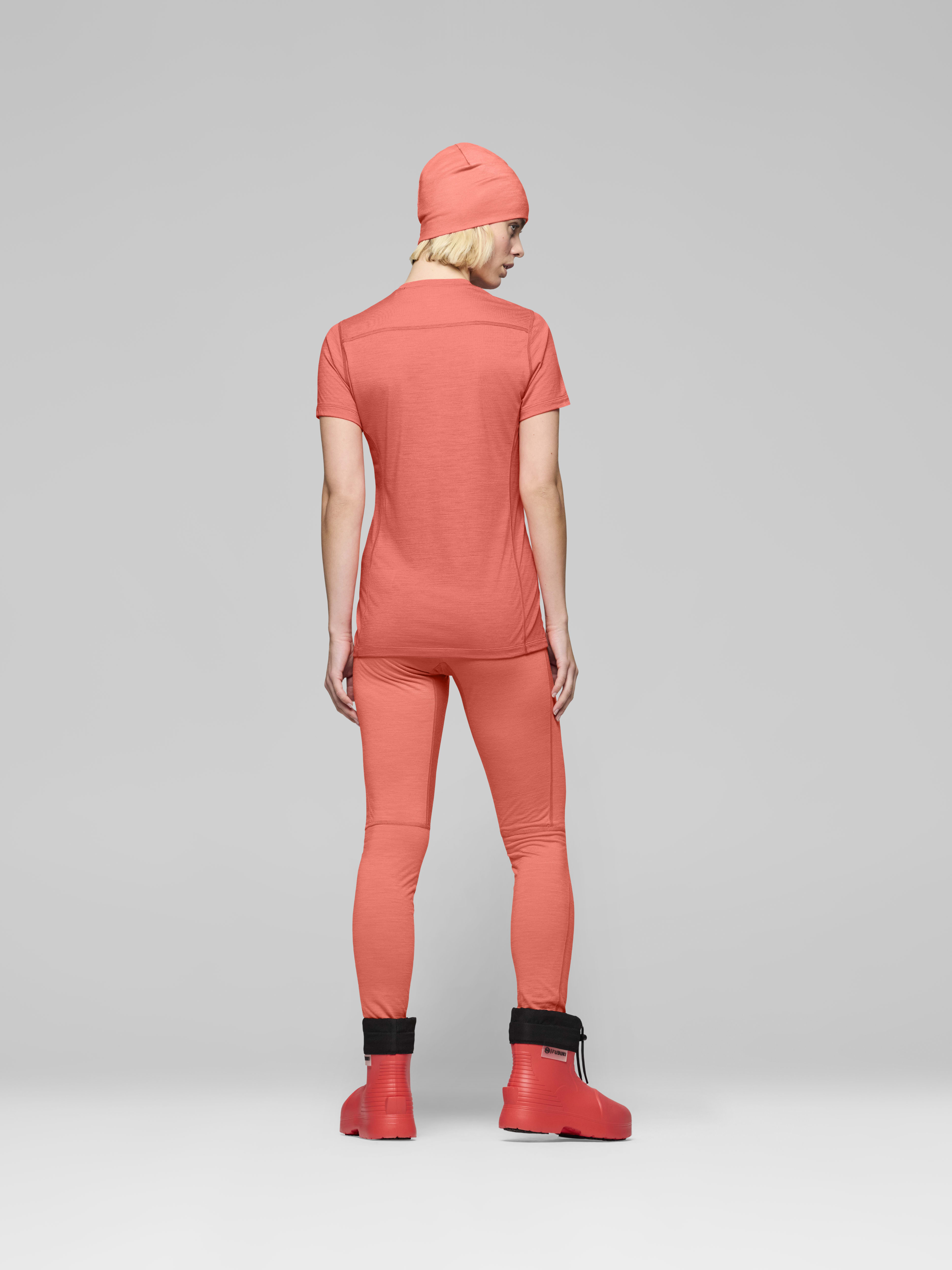 Female Look back image of falketind equaliserUll T-shirt Deep Sea Coral