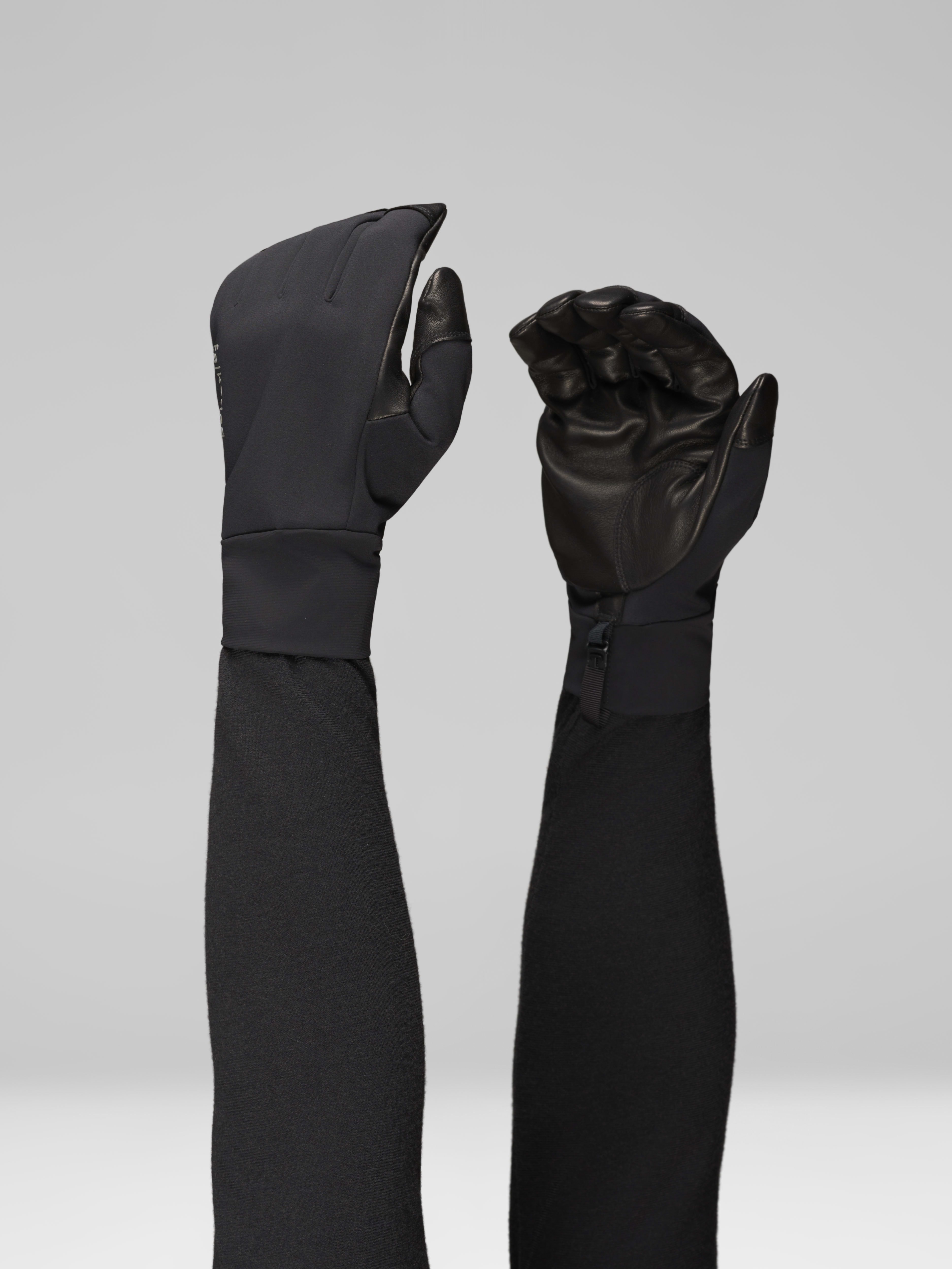 Female Look front image of falketind Windstopper short Gloves Caviar Black