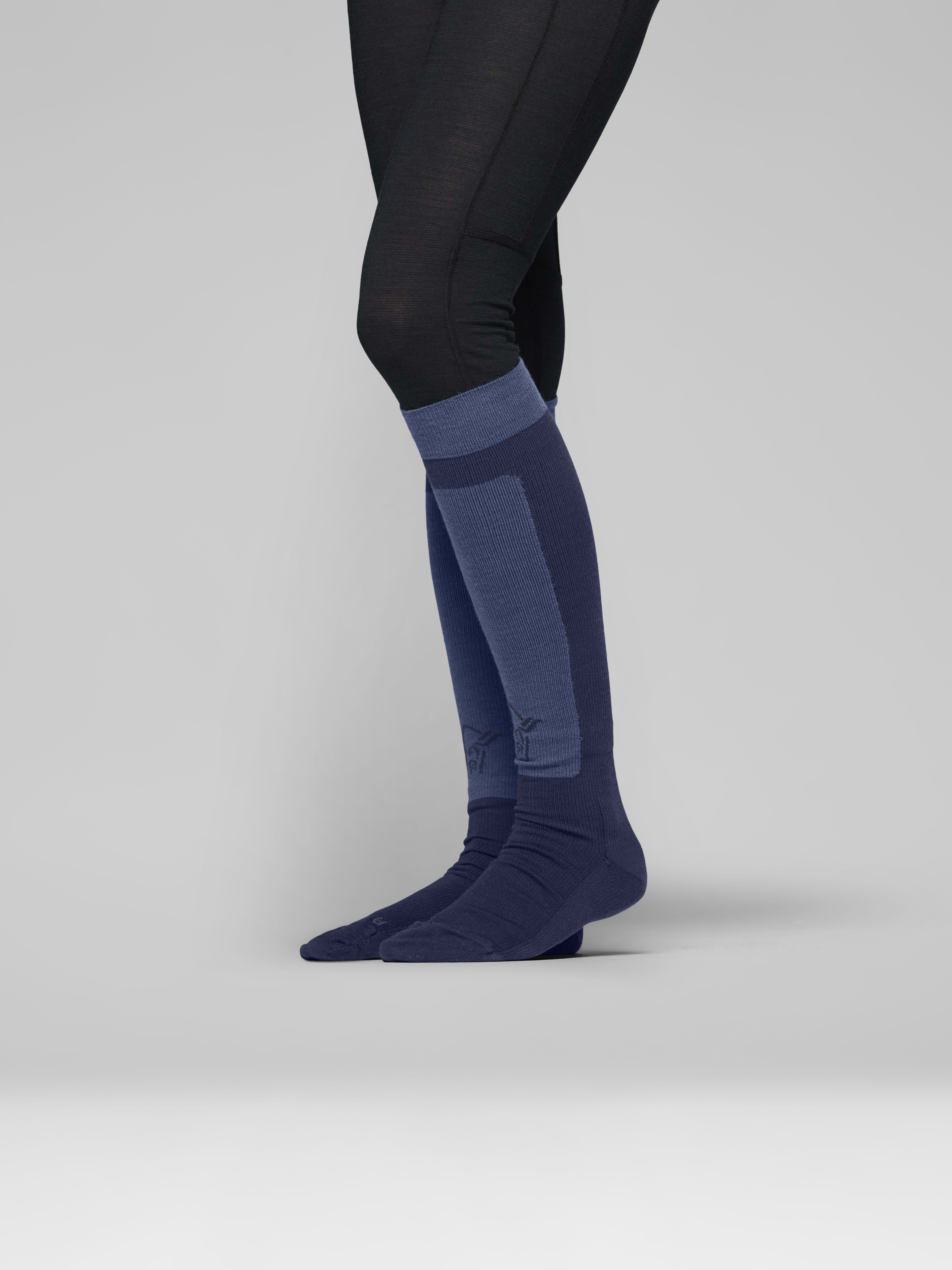 Female Look side image of lyngen light merinoUll long Socks Indigo Night/Dark Denim