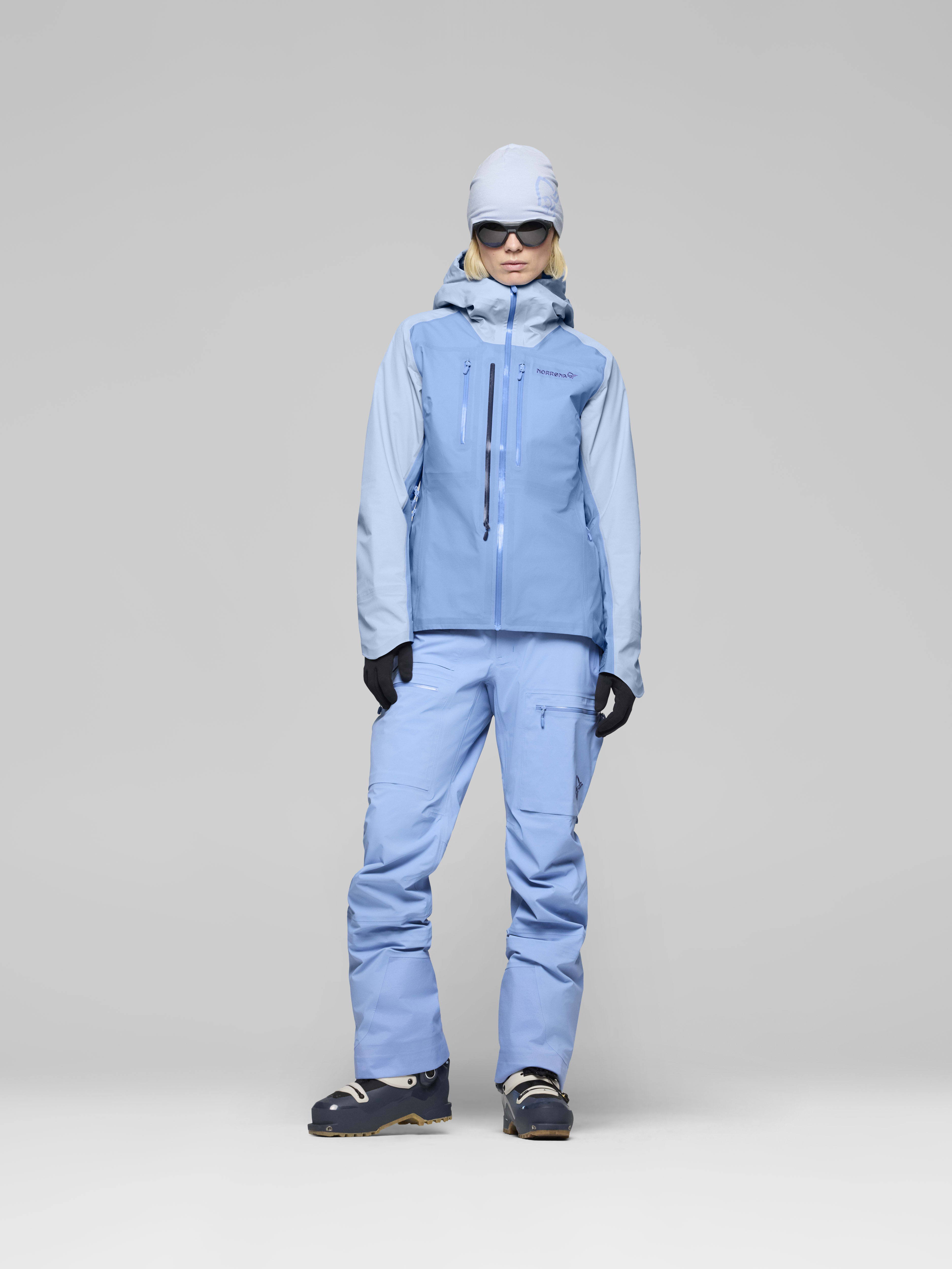 Female Look front image of lyngen Gore-Tex Jacket Allure/Cashmere Blue