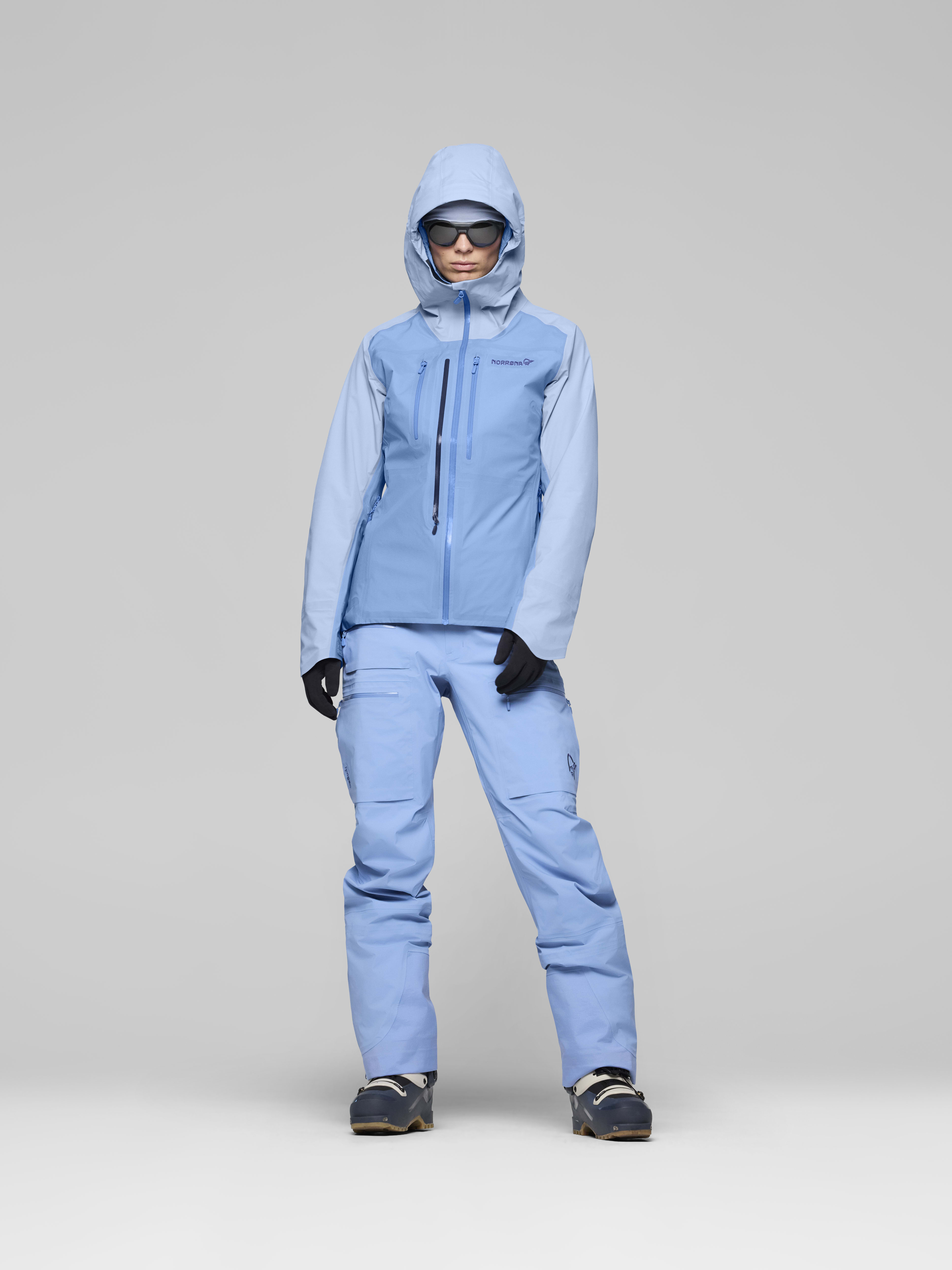 Female Look opening image of lyngen Gore-Tex Jacket Allure/Cashmere Blue