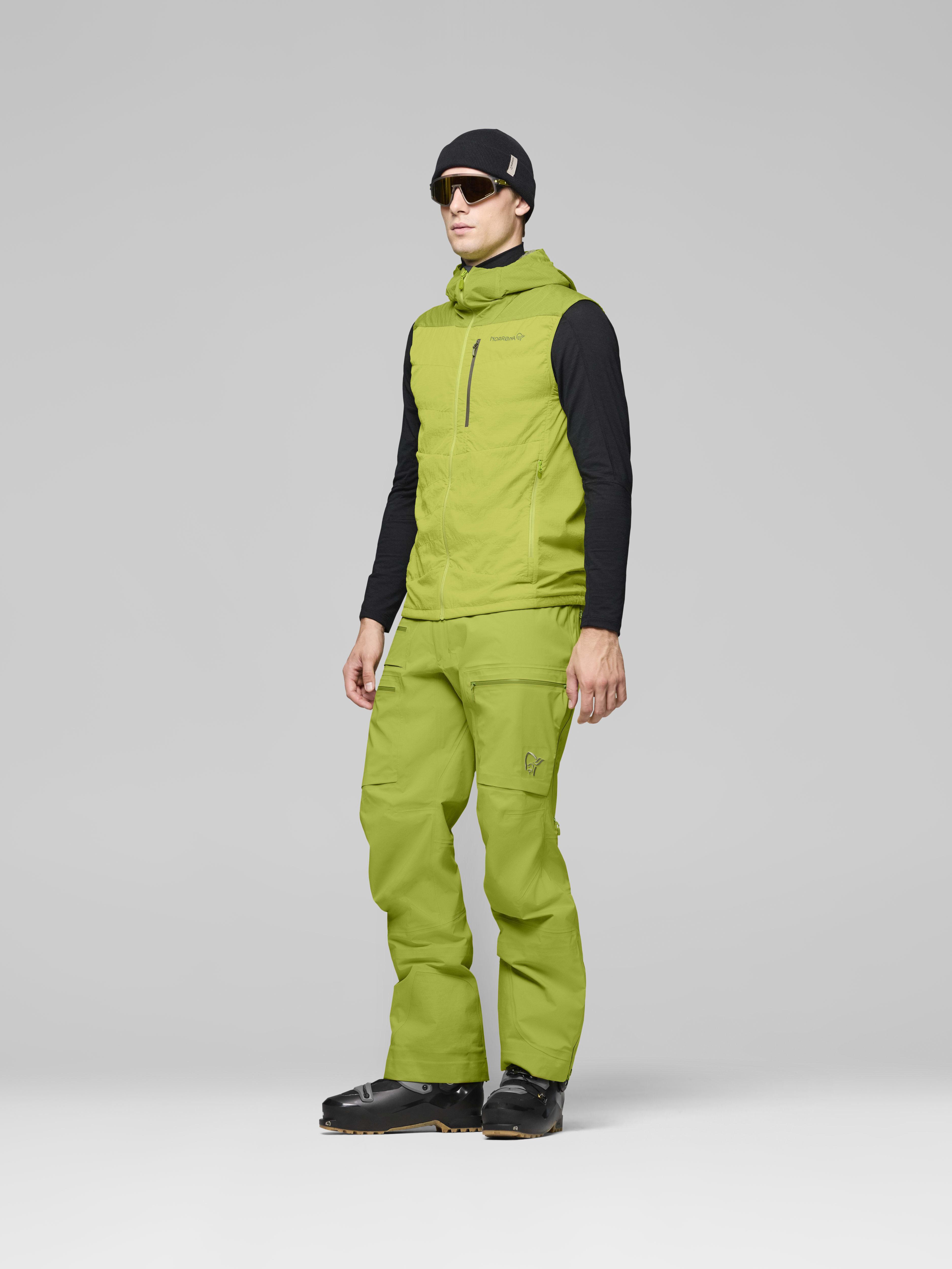 Male Look side image of lyngen thermo100active Vest Dark Citron