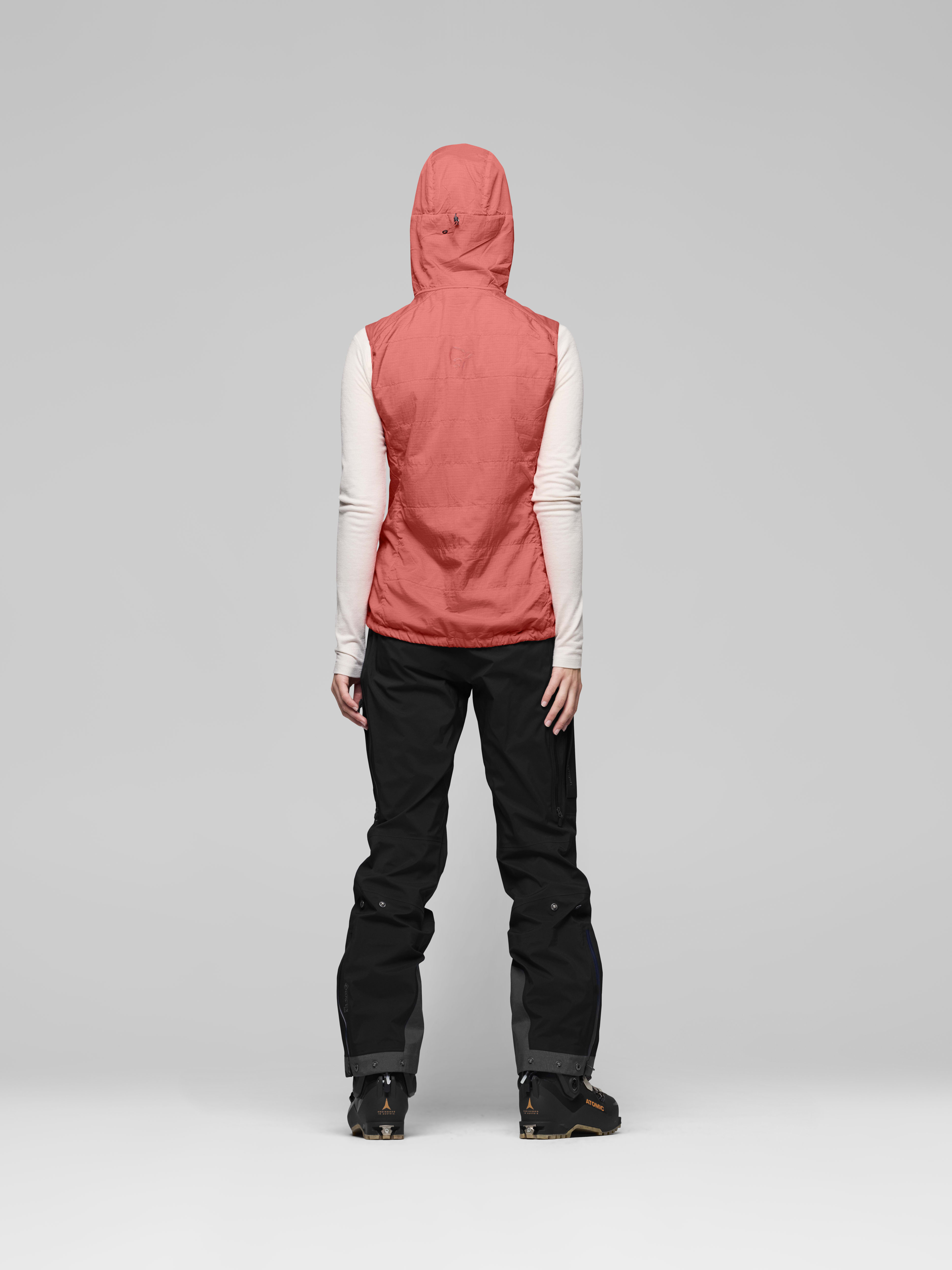 Female Look back image of lyngen thermo100active Vest Deep Sea Coral