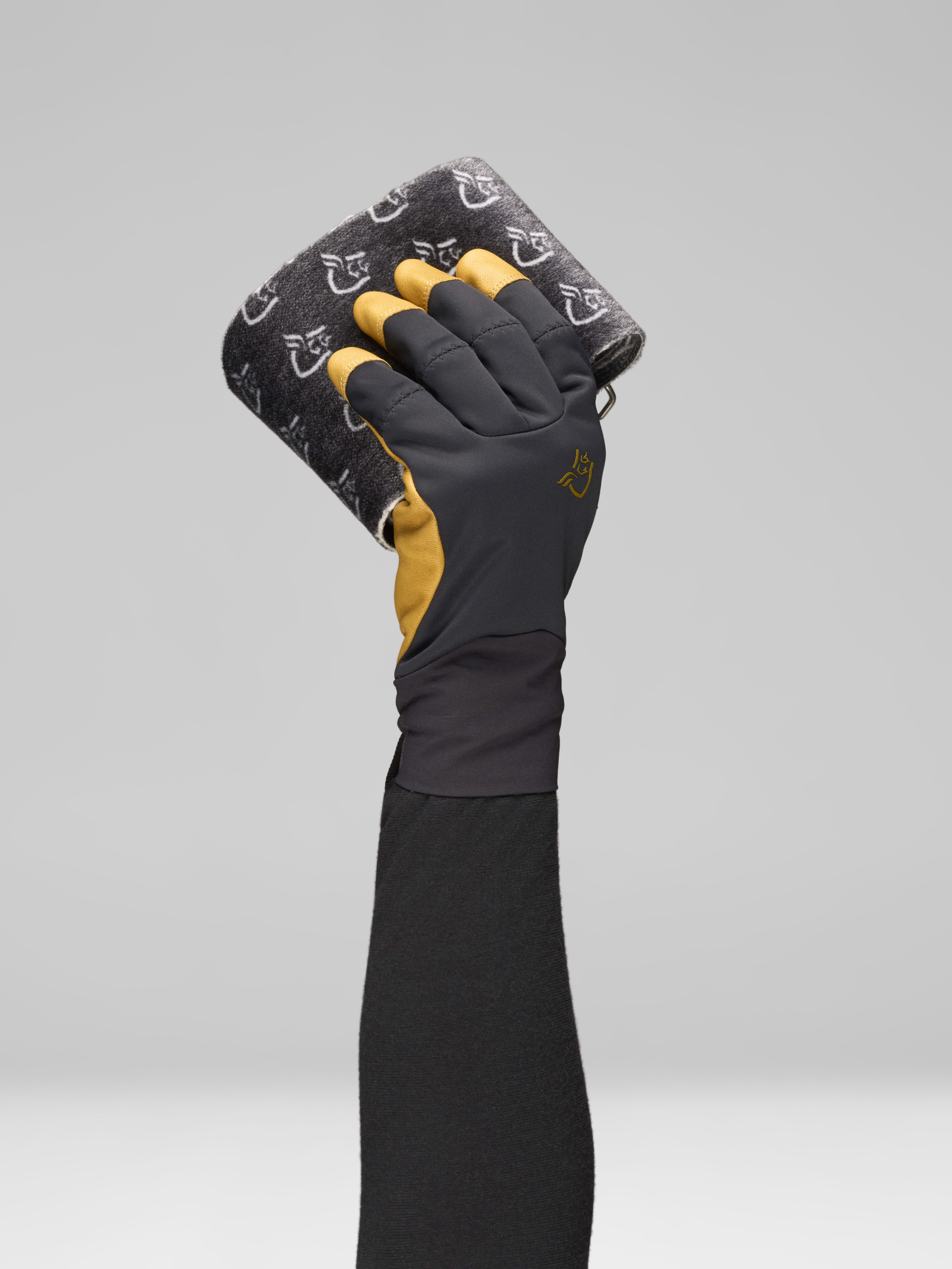 Female Look opening image of lyngen Windstopper leather Gloves Caviar Black