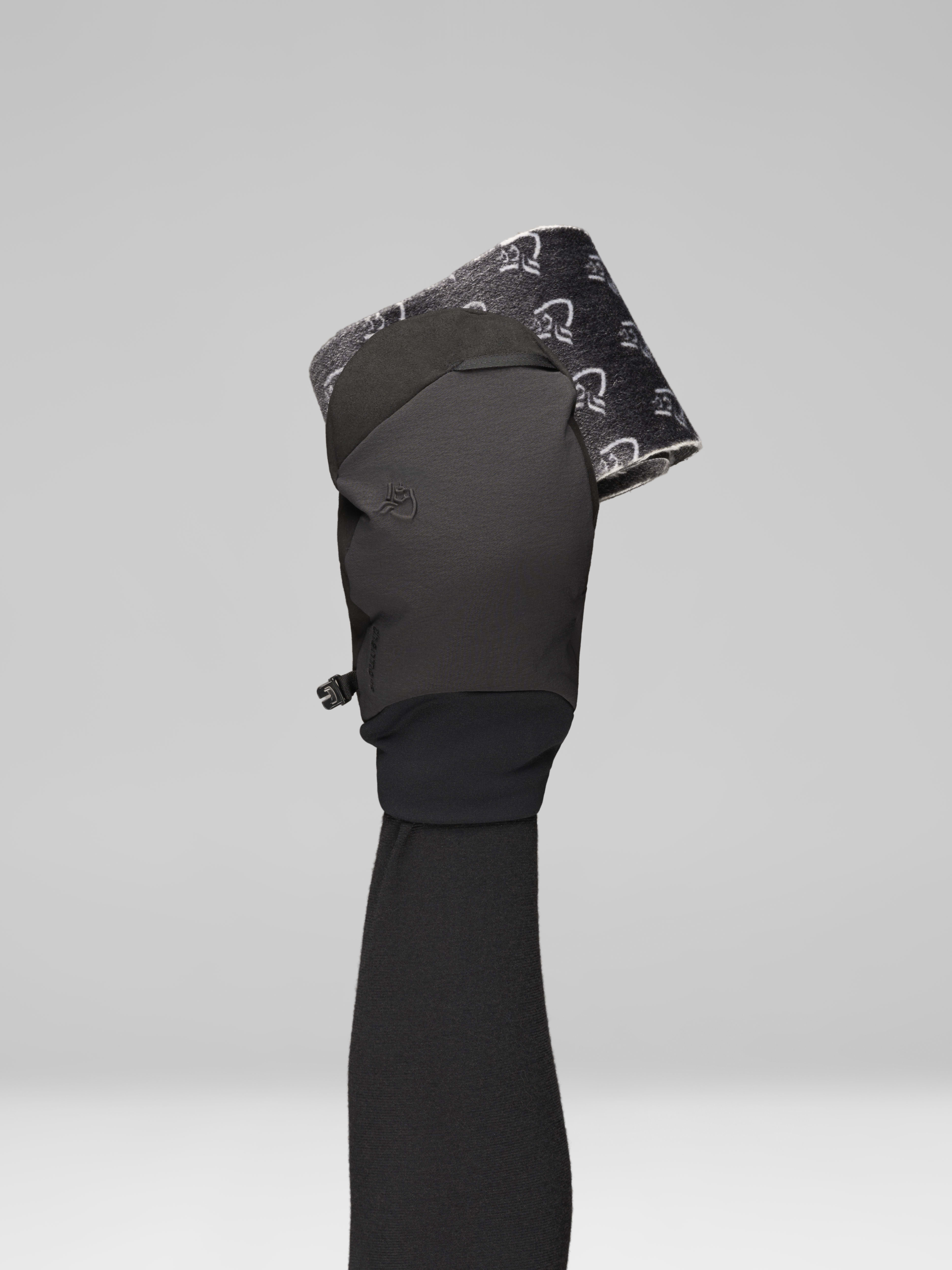 Female Look opening image of lyngen thermo60 Mittens Caviar Black