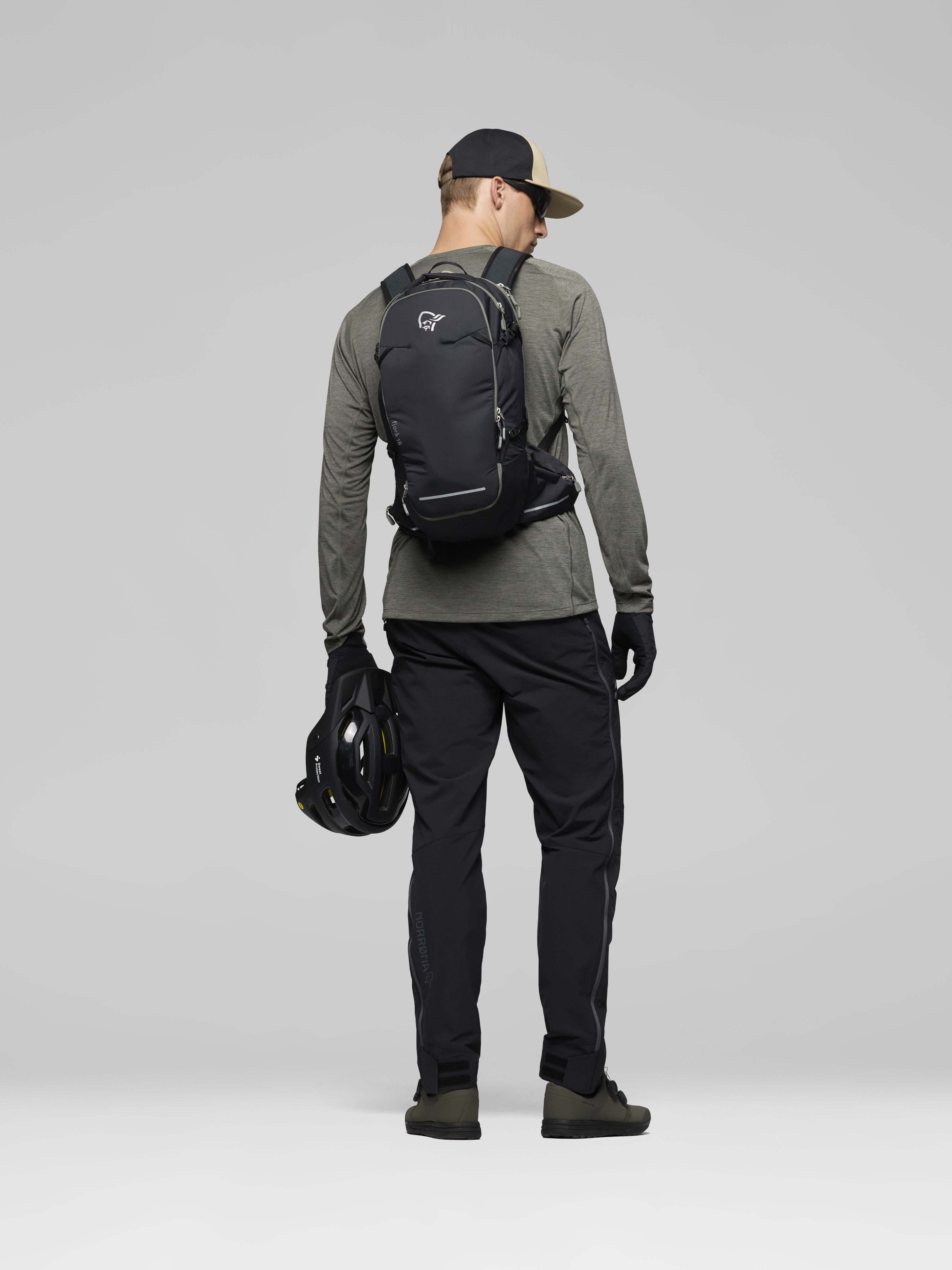 Female Look opening image of fjora econyl195 18L Pack Caviar Black