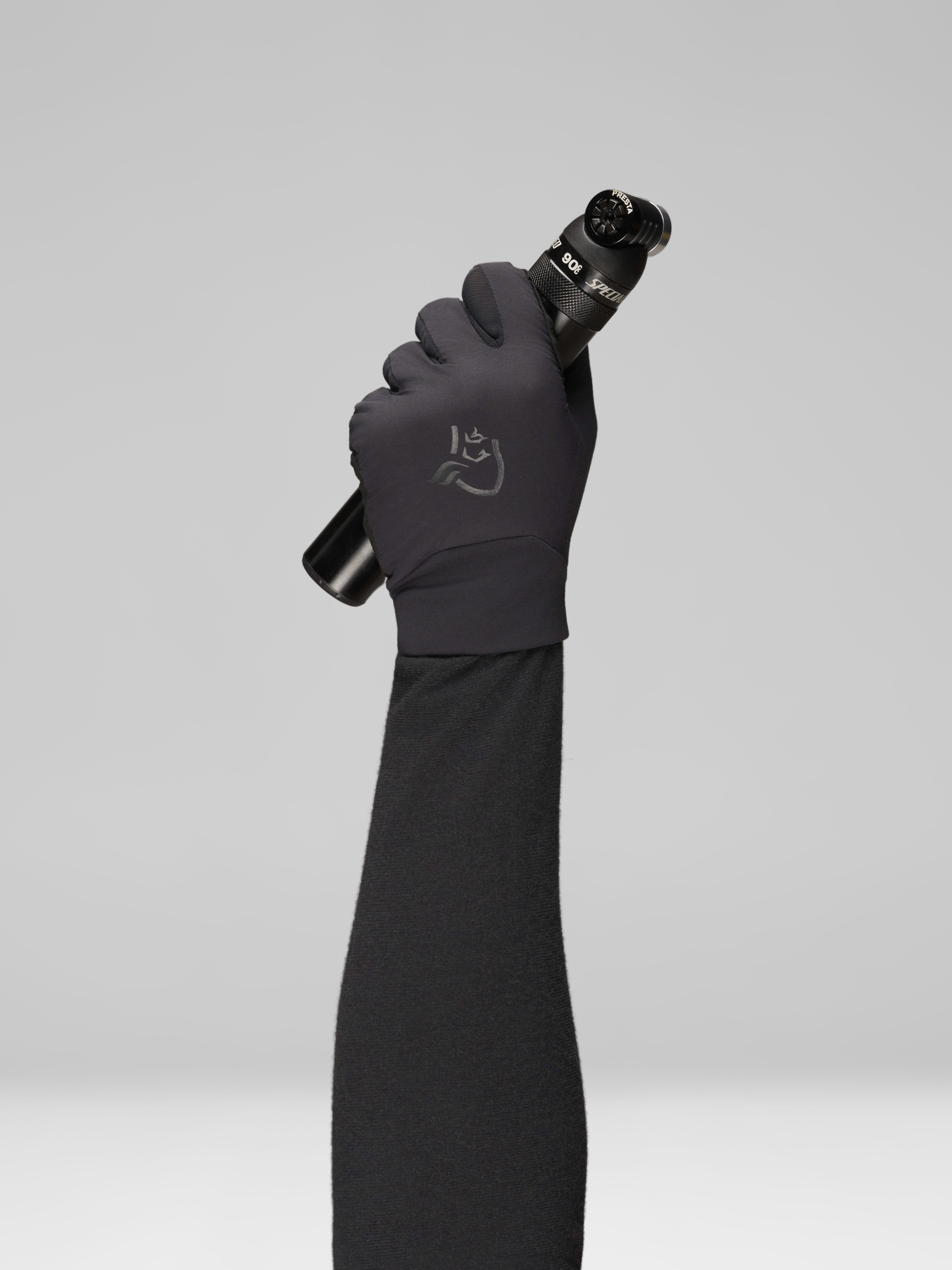 Female Look opening image of fjora flex1 Gloves Caviar Black