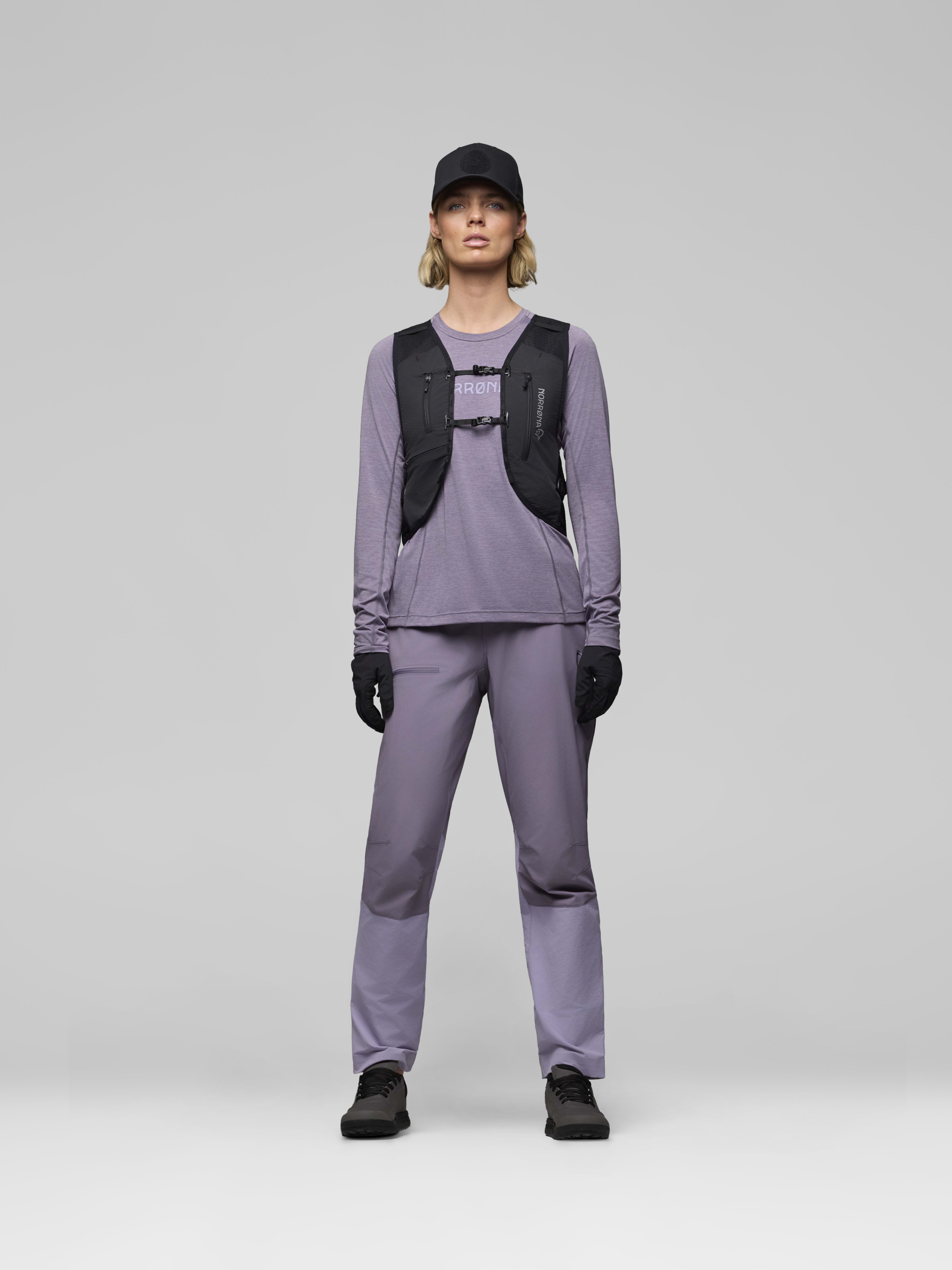 Female Look back image of fjora econyl70 15L Pack Caviar Black