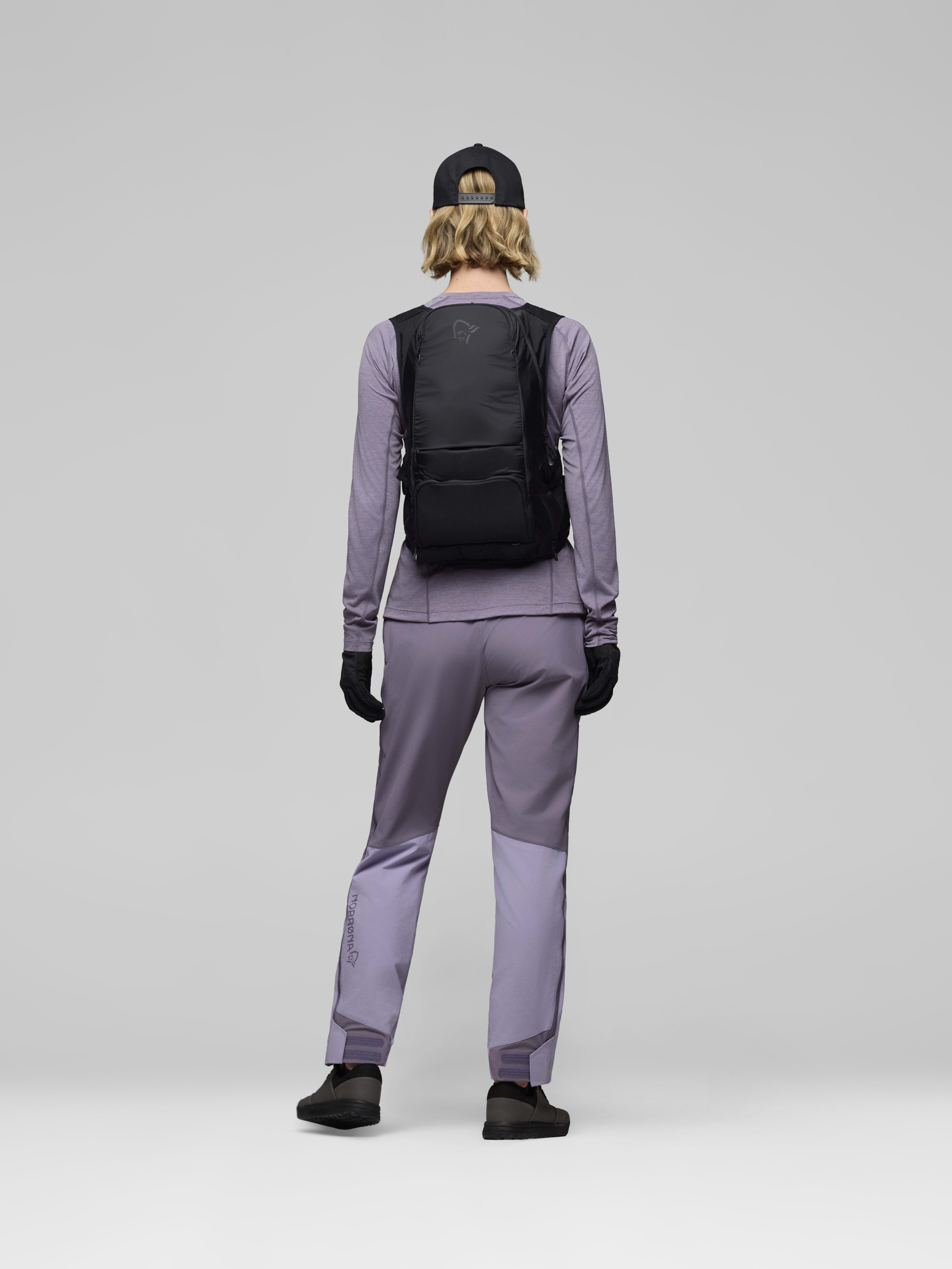 Female Look front image of fjora econyl70 15L Pack Caviar Black