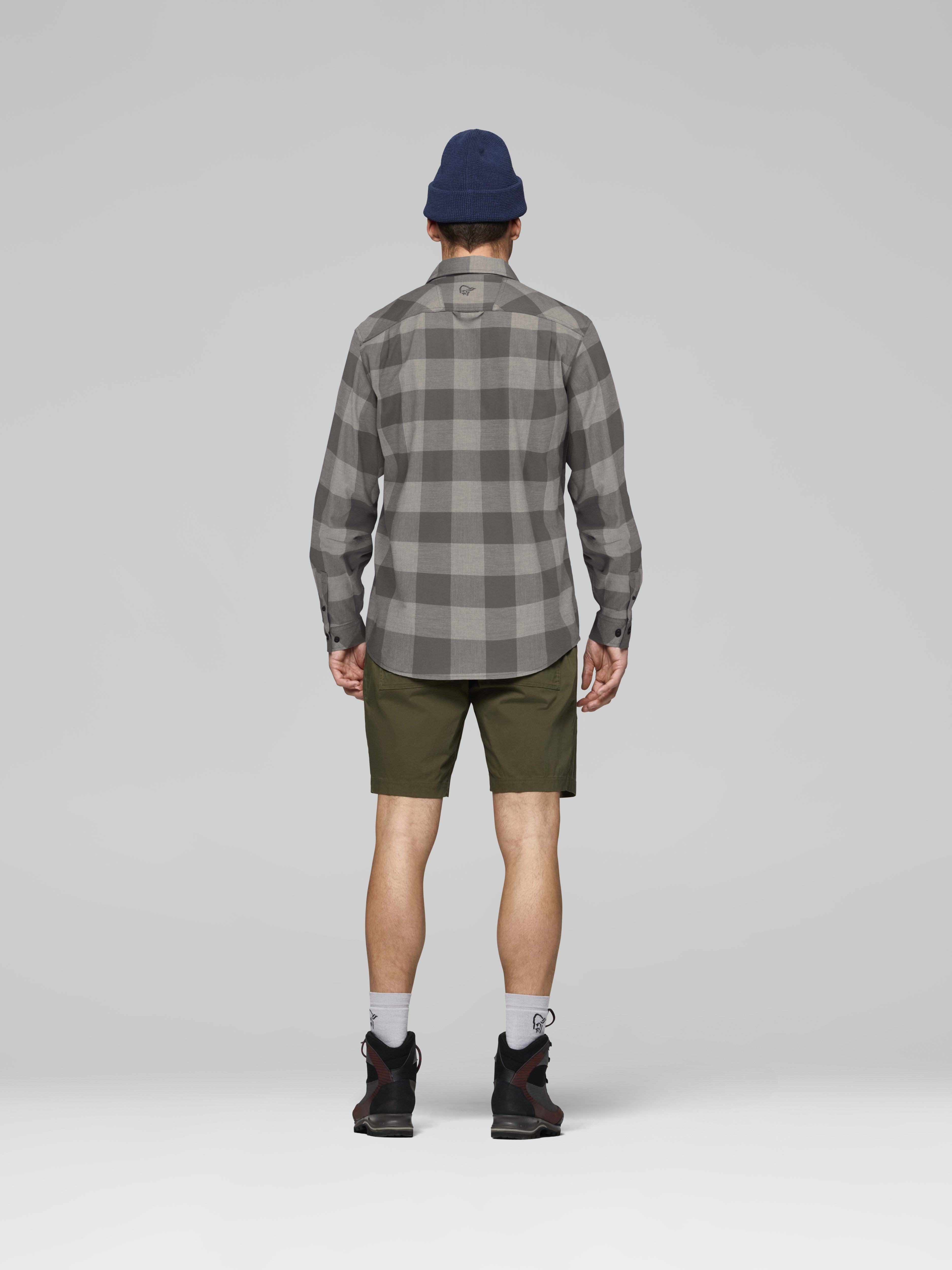 Male Look back image of femund flannel lightweight Shirt Winter Twig