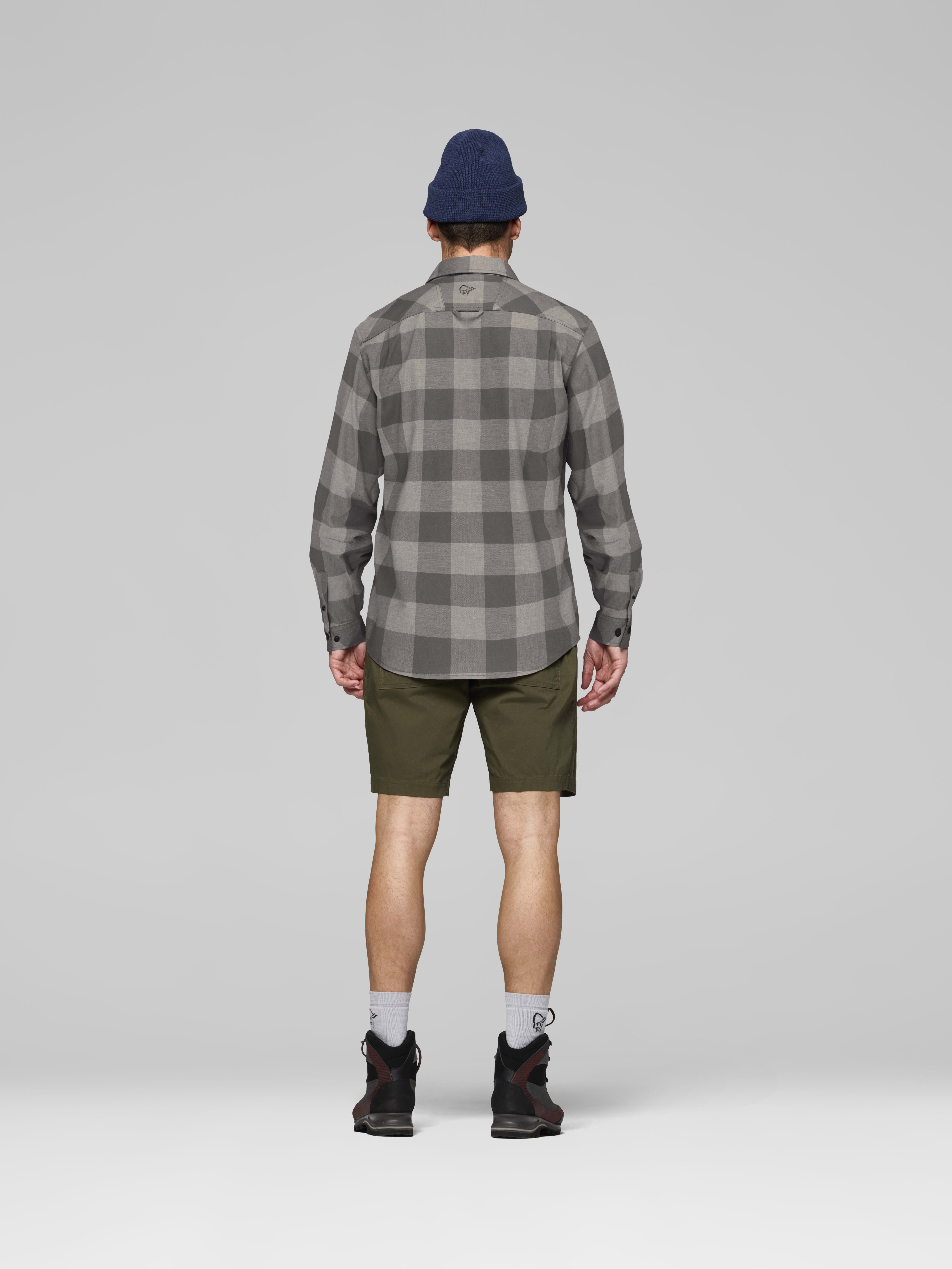 Male Look back image of femund flannel lightweight Shirt Winter Twig