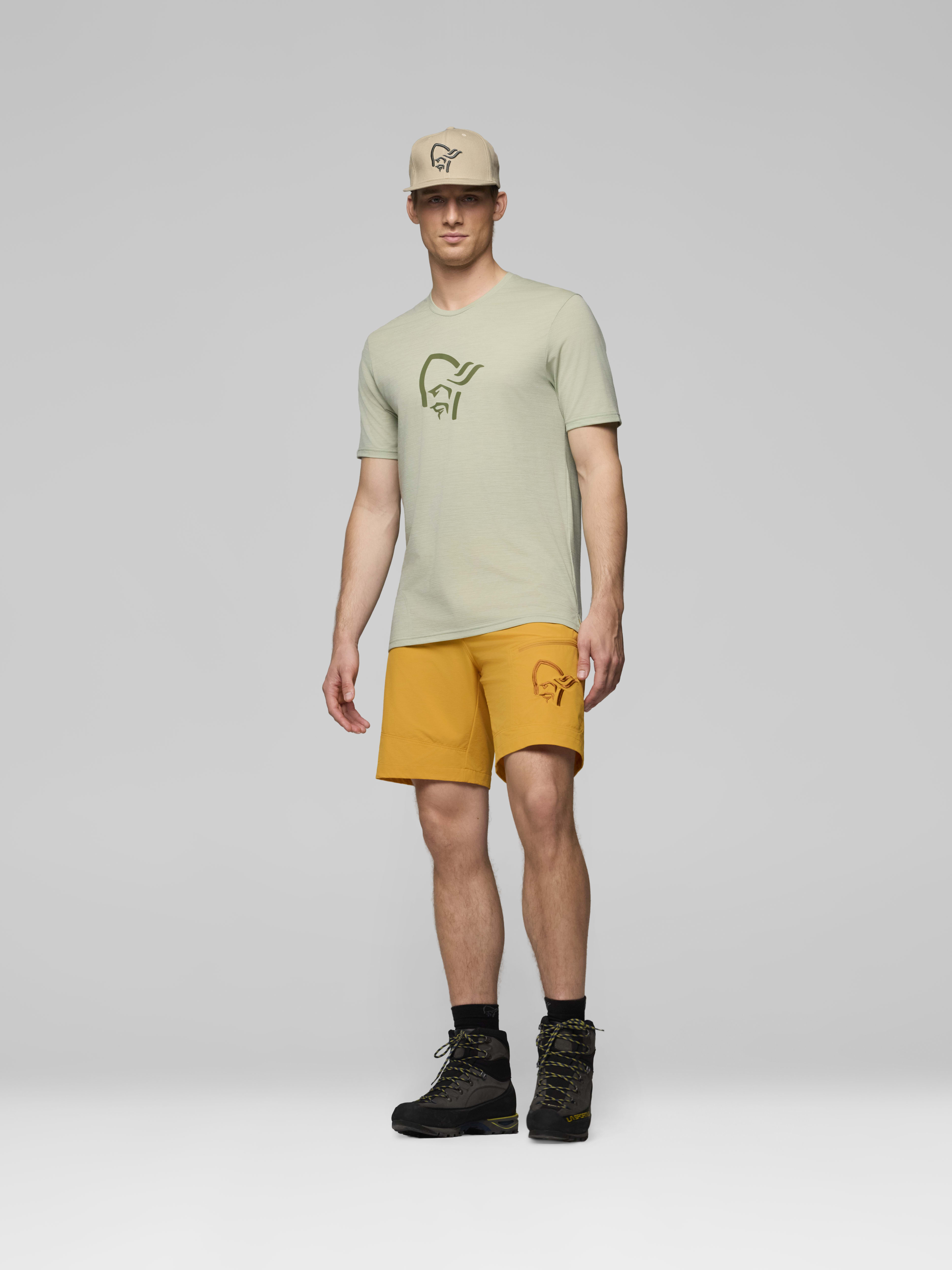 Male Look opening image of femund flex1 light Shorts Sunflower