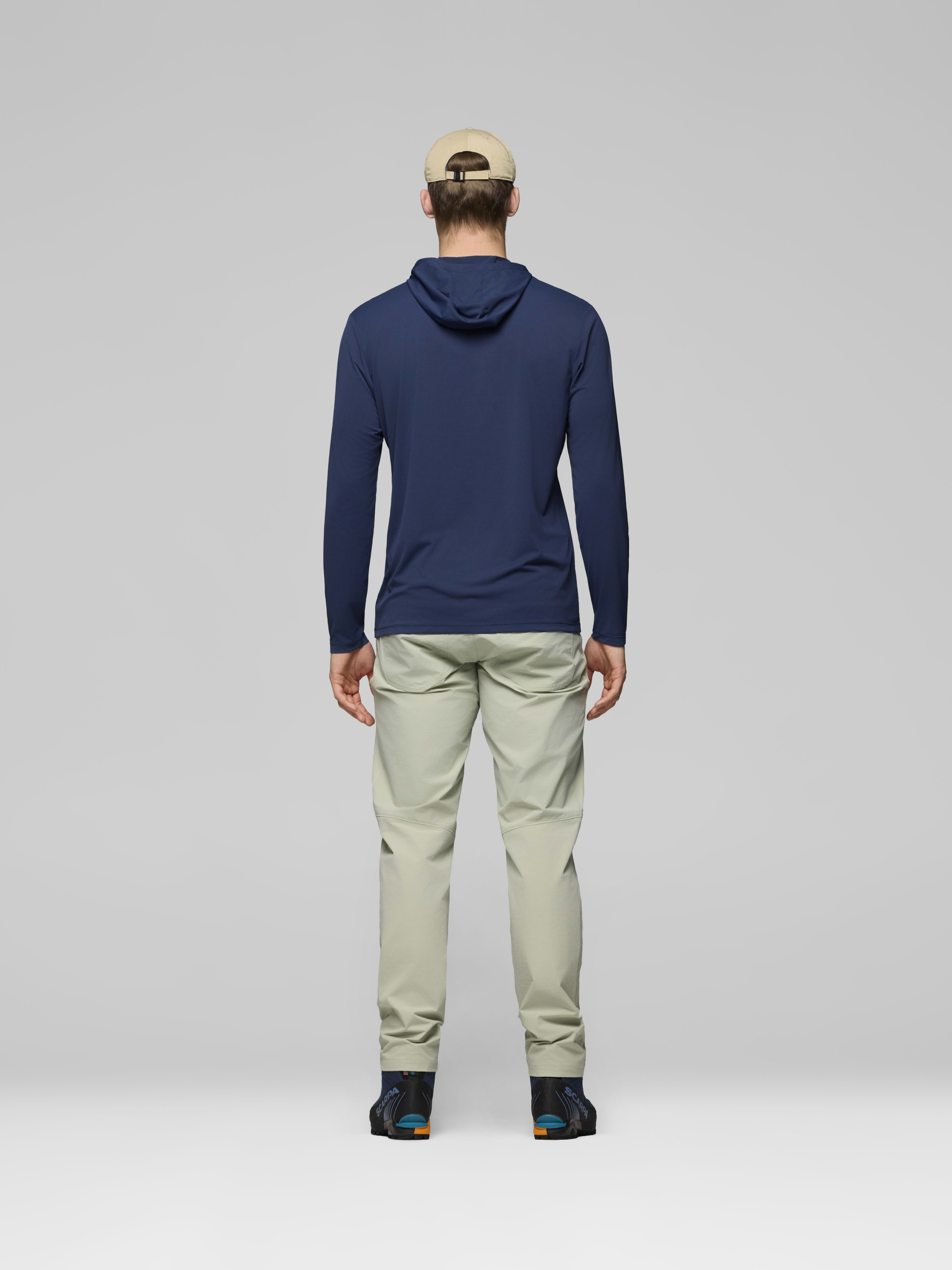 Male Look back image of femund tech Hood Indigo Night