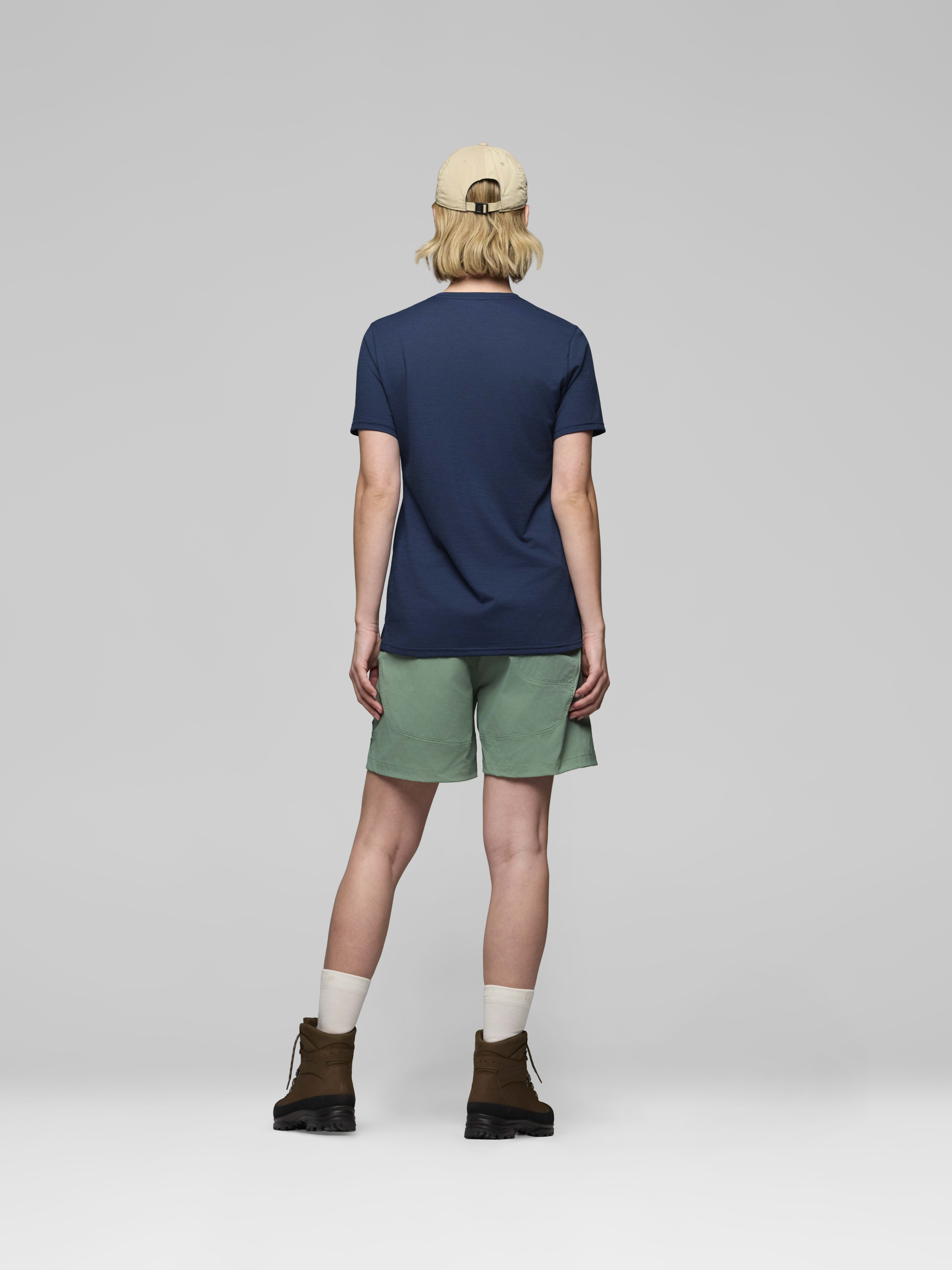 Female Look back image of femund equaliserUll T-shirt Indigo Night