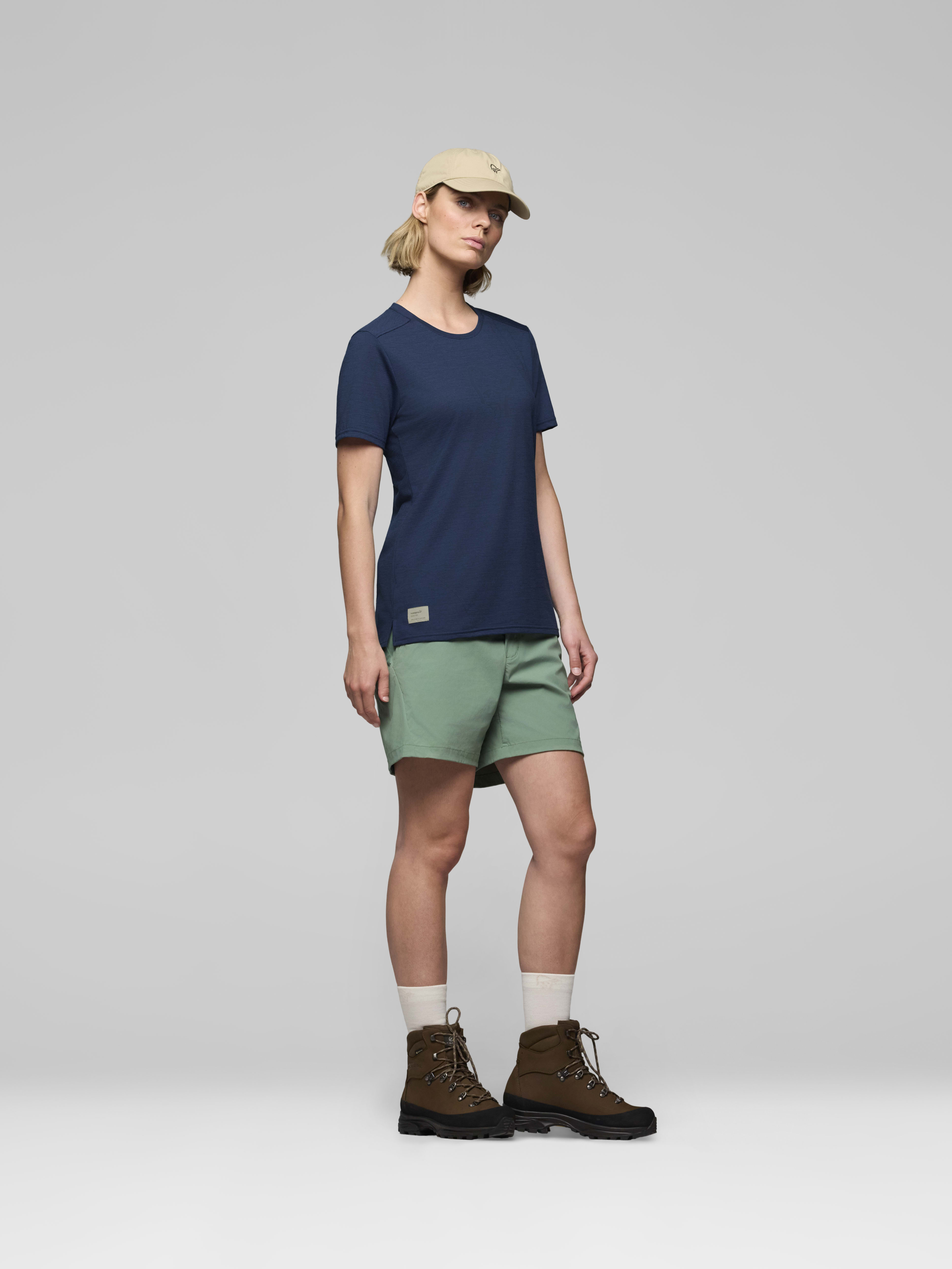 Female Look side image of femund equaliserUll T-shirt Indigo Night