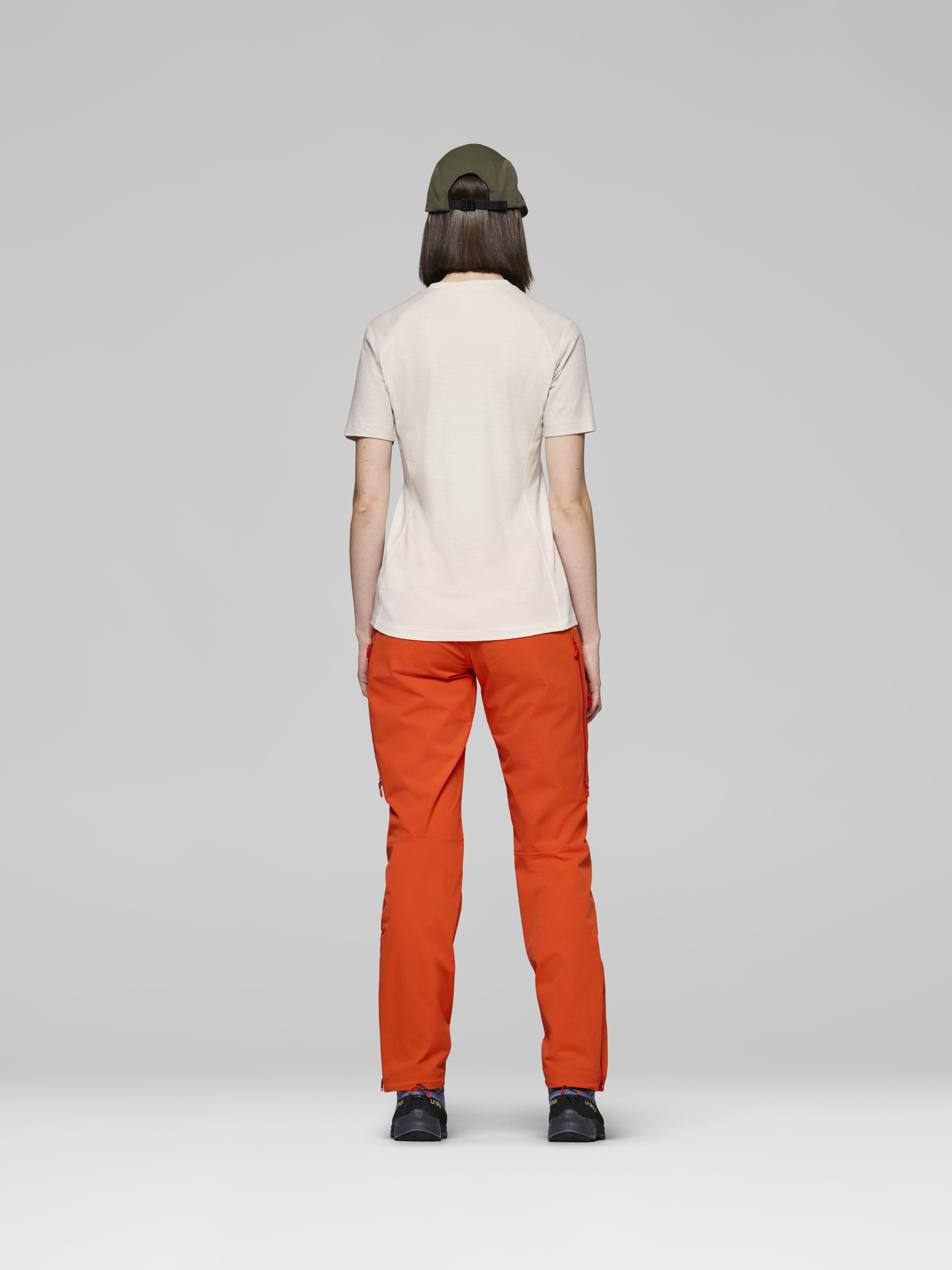 Female Look back image of femund pureUll T-shirt Whisper White