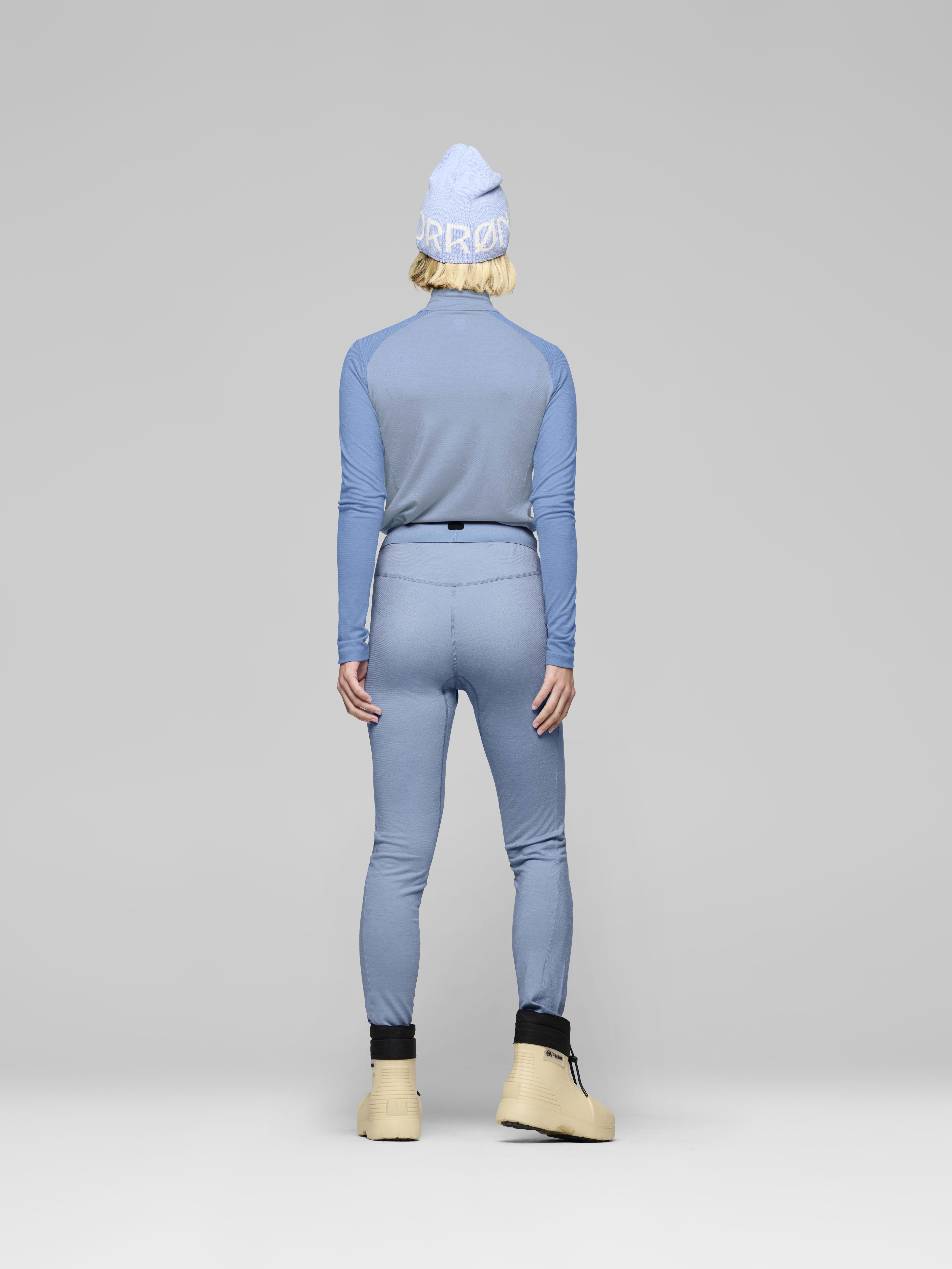 Female Look back image of femund femund pureUll Longs W's Allure