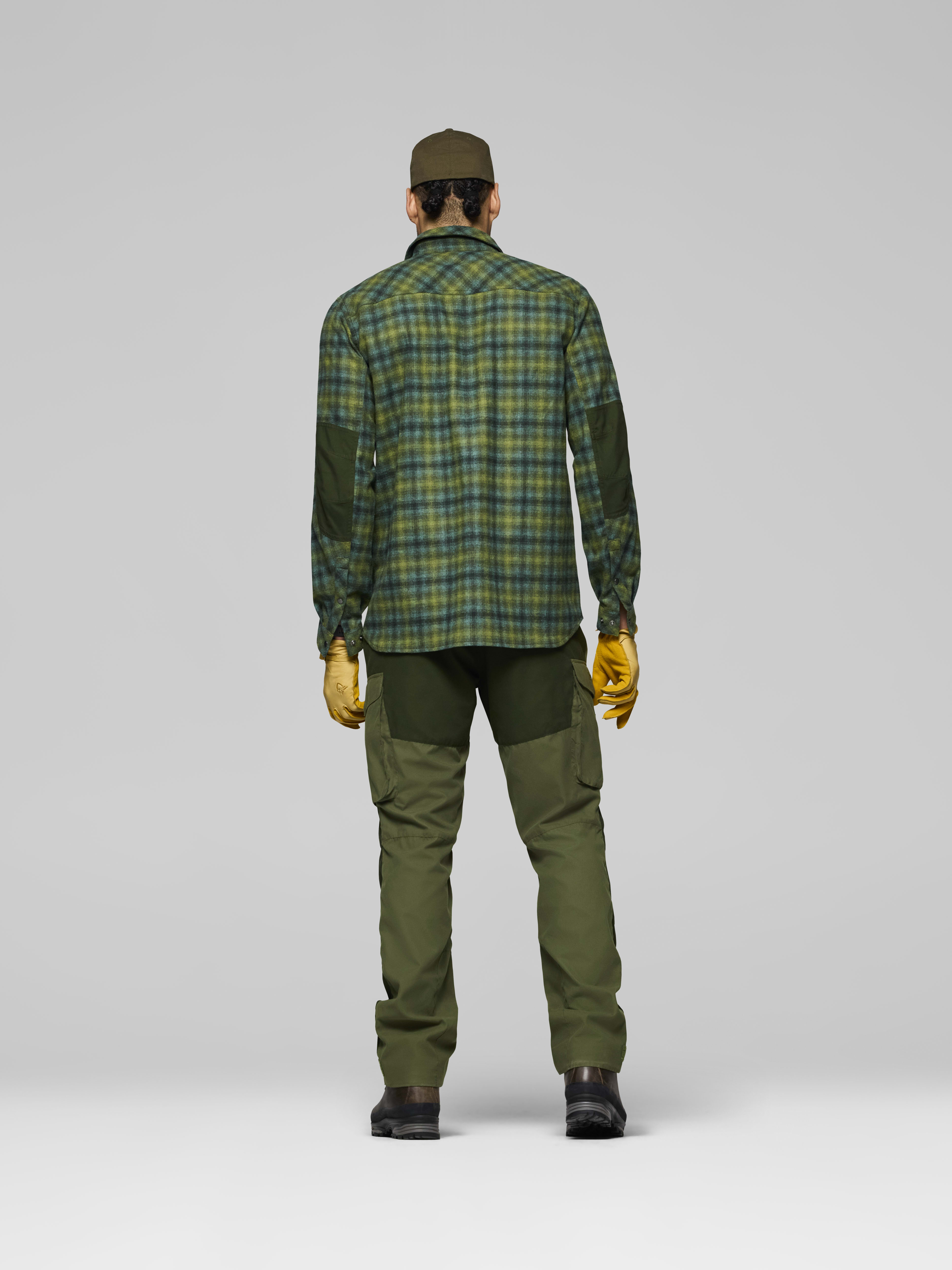 Male Look back image of finnskogen wool Shirt Forest Green