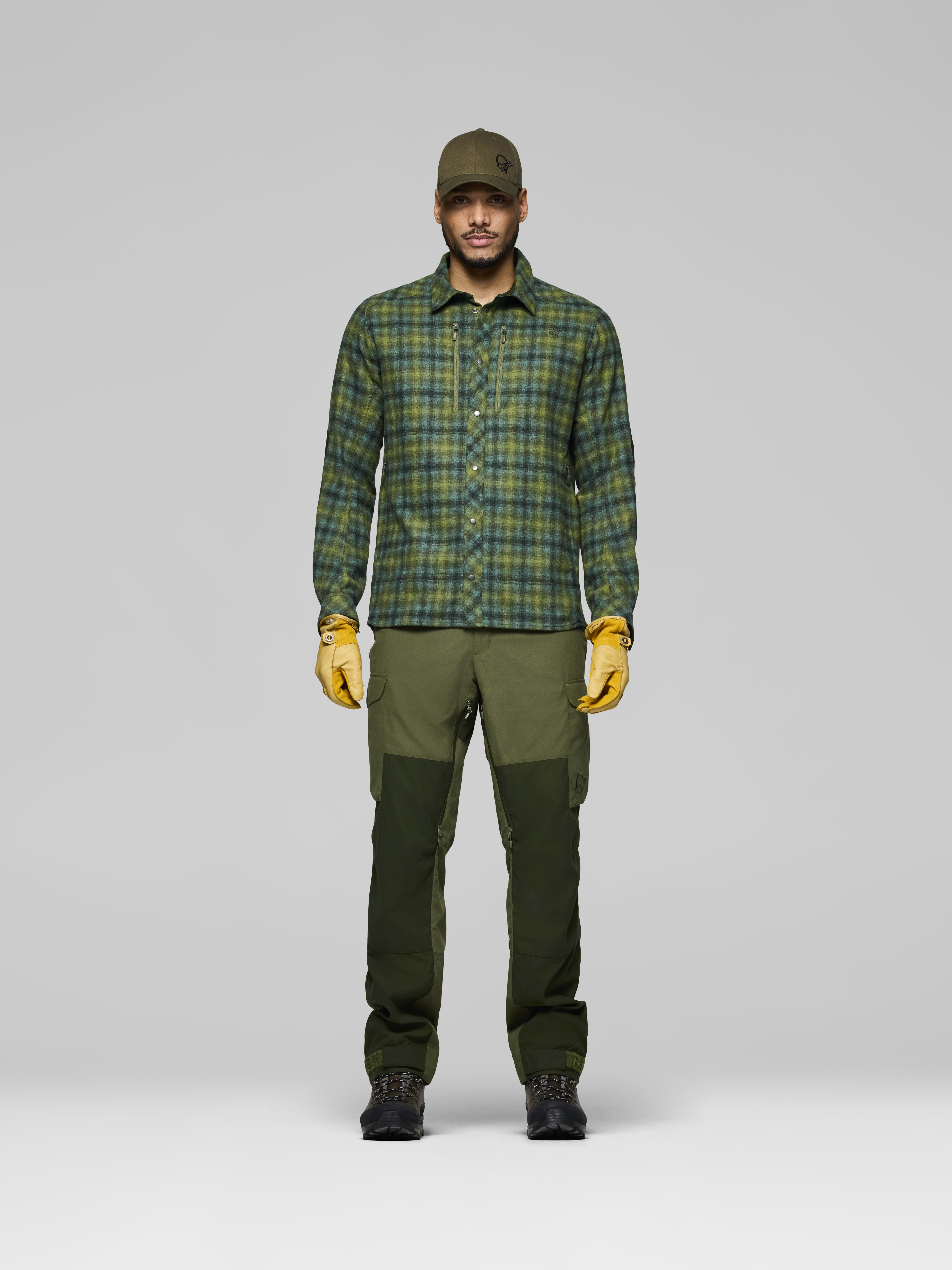 Male Look front image of finnskogen wool Shirt Forest Green