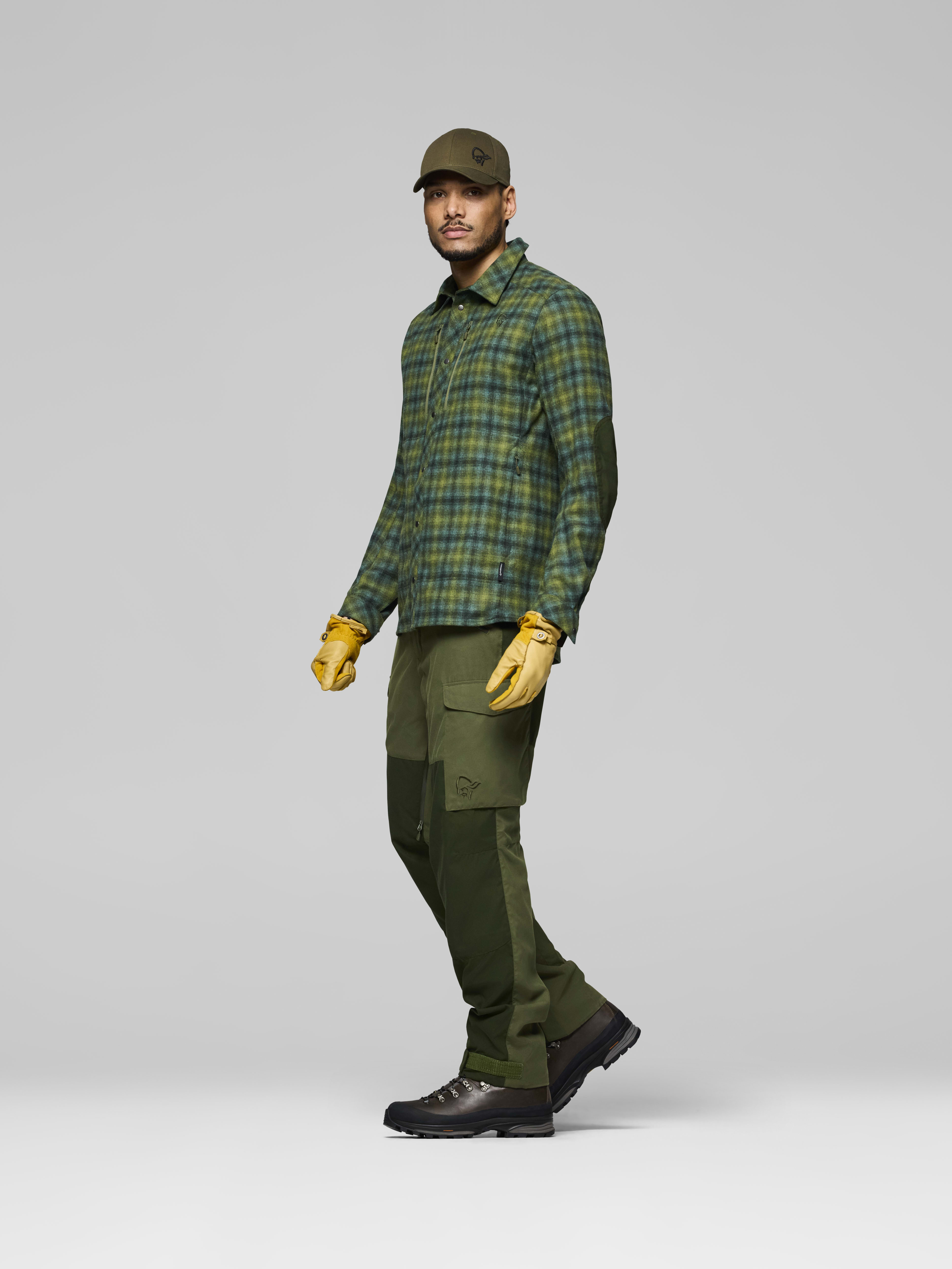 Male Look side image of finnskogen wool Shirt Forest Green