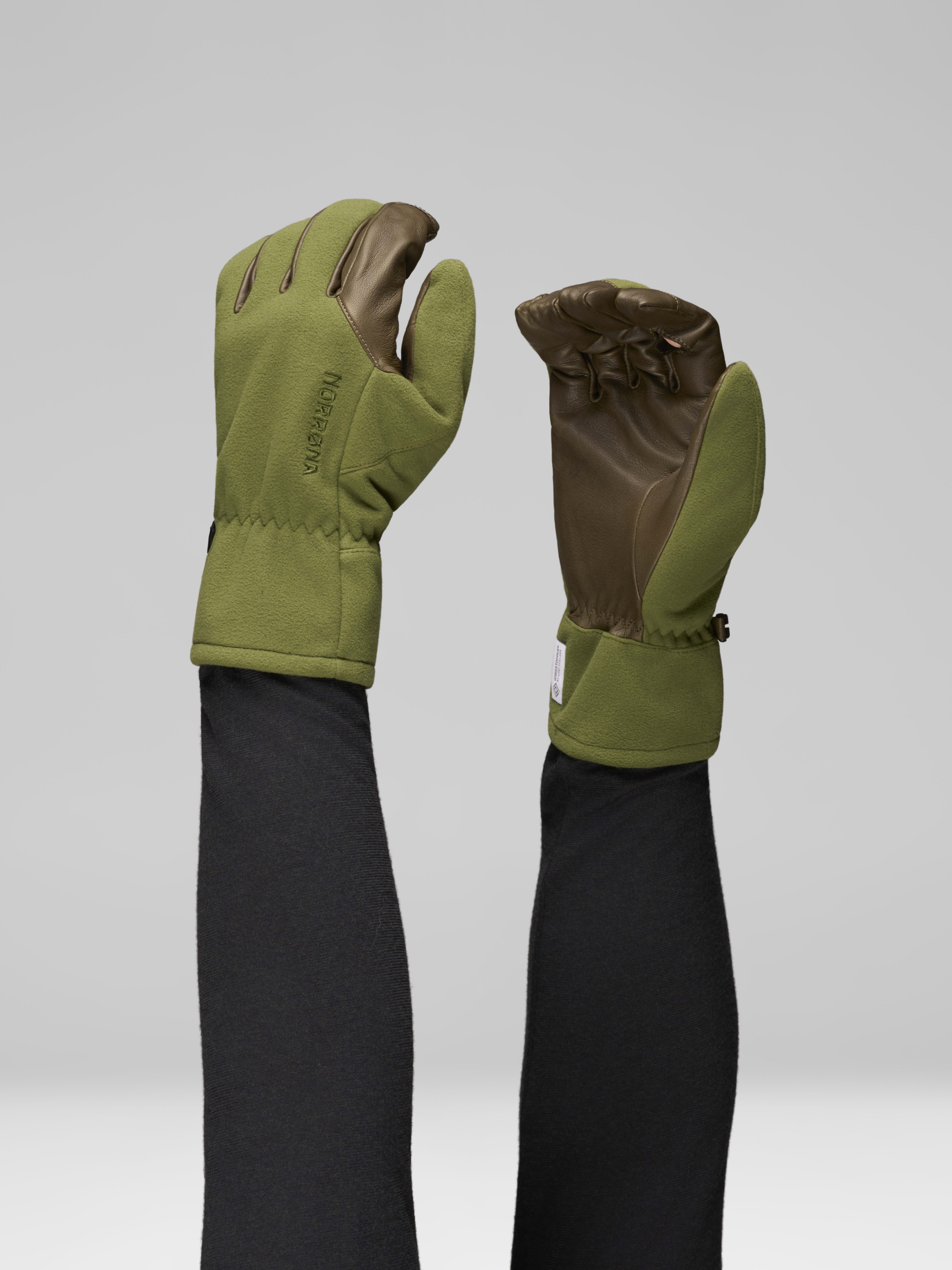 Female Look front image of finnskogen Windstopper Gloves Green