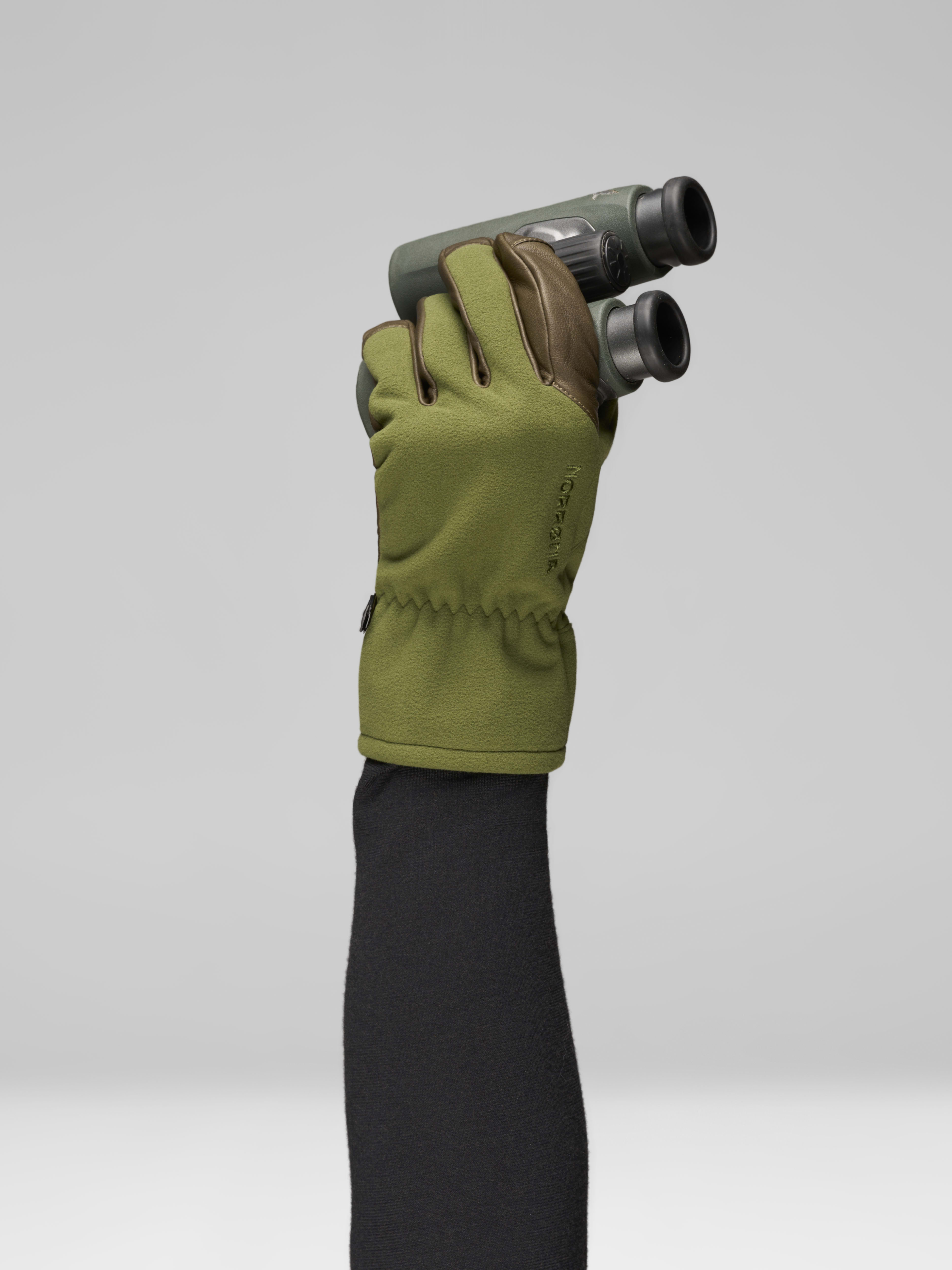 Female Look opening image of finnskogen Windstopper Gloves Green