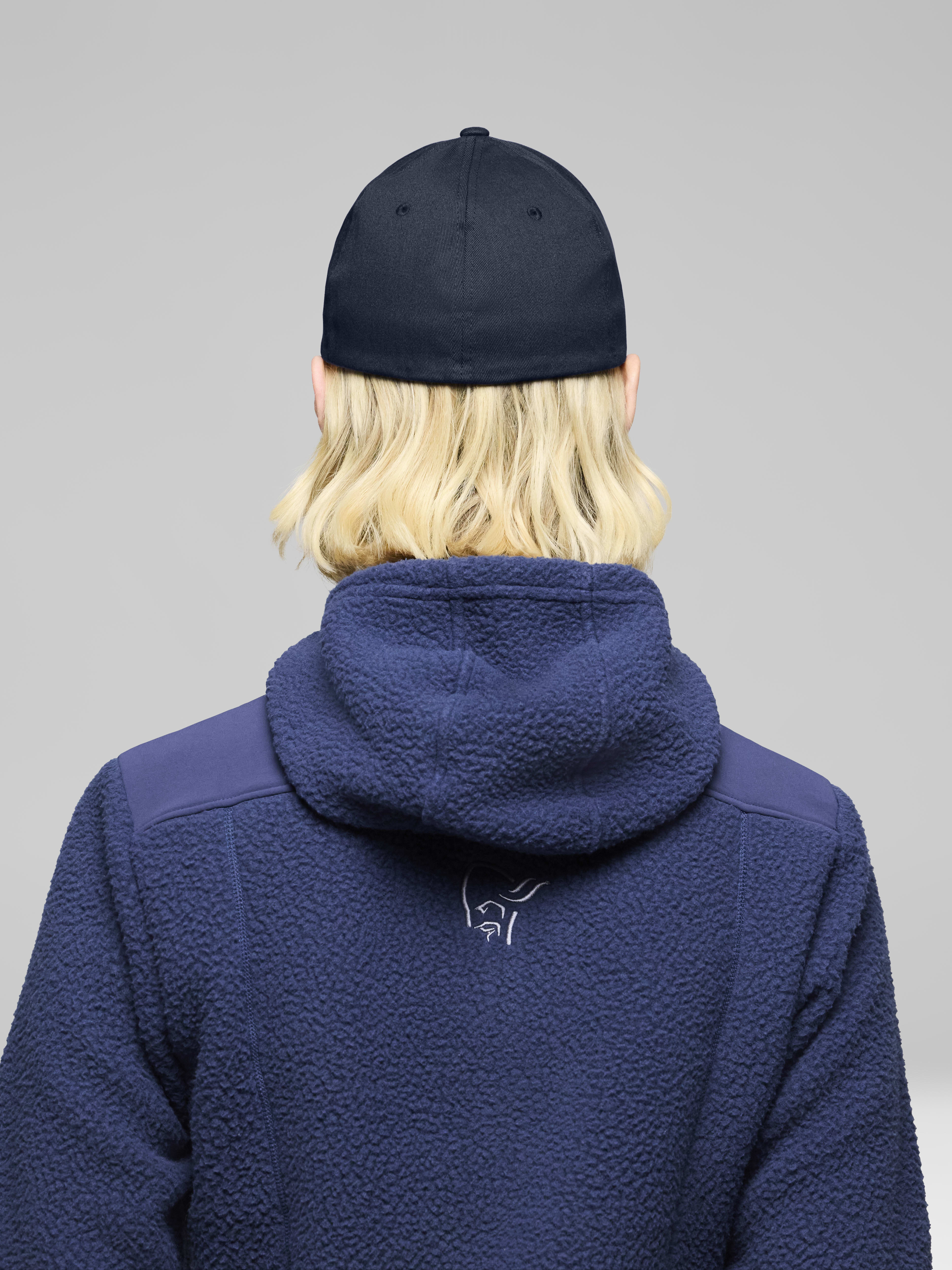 Female Look back image of 29 Flexfit Cap Indigo Night/Drizzle