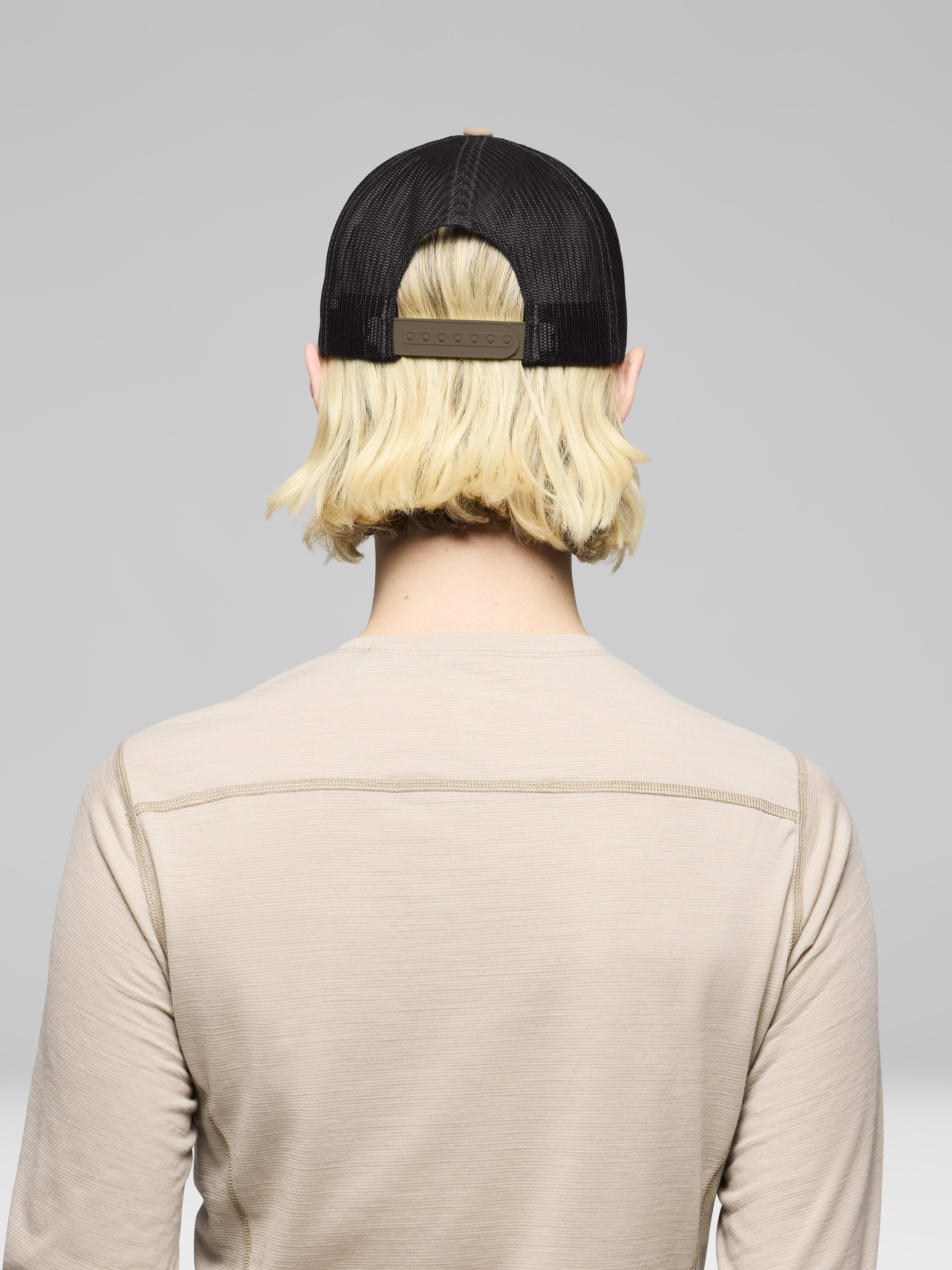 Female Look back image of 29 snap back trucker mesh Cap Oyster Gray