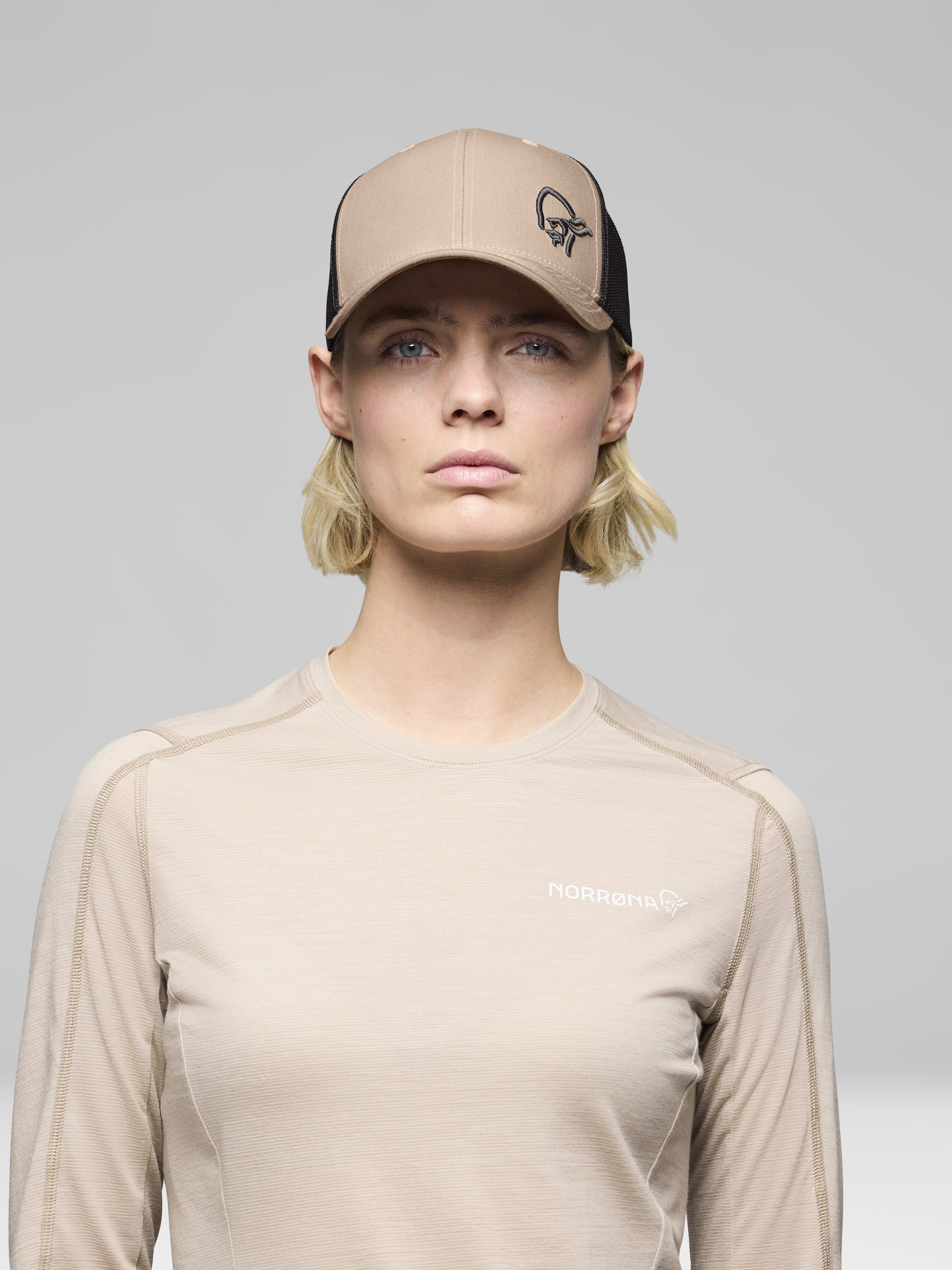 Female Look front image of 29 snap back trucker mesh Cap Oyster Gray