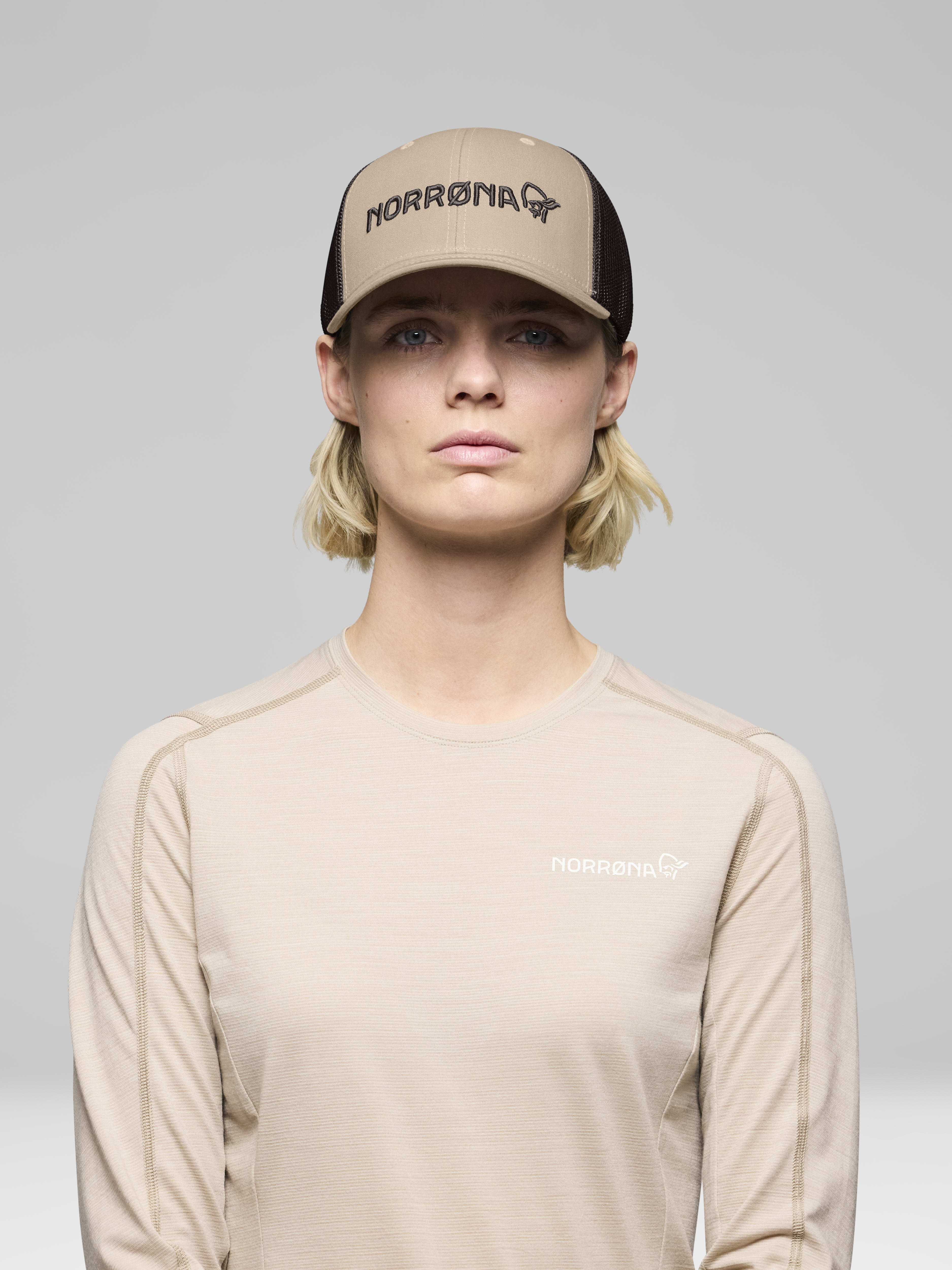 Female Look front image of 29 Flexfit 3D Cap Oyster Gray
