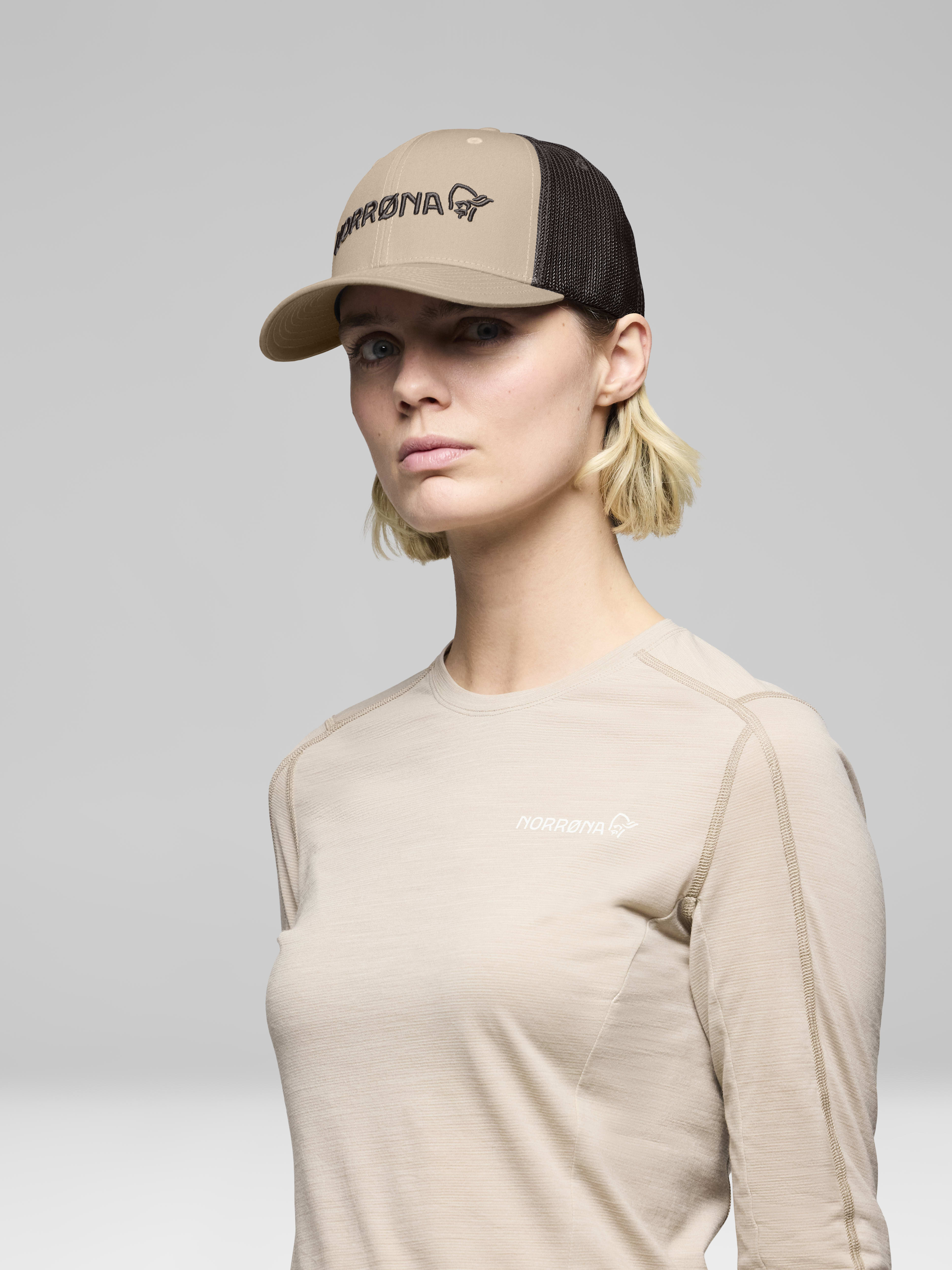 Female Look side image of 29 Flexfit 3D Cap Oyster Gray