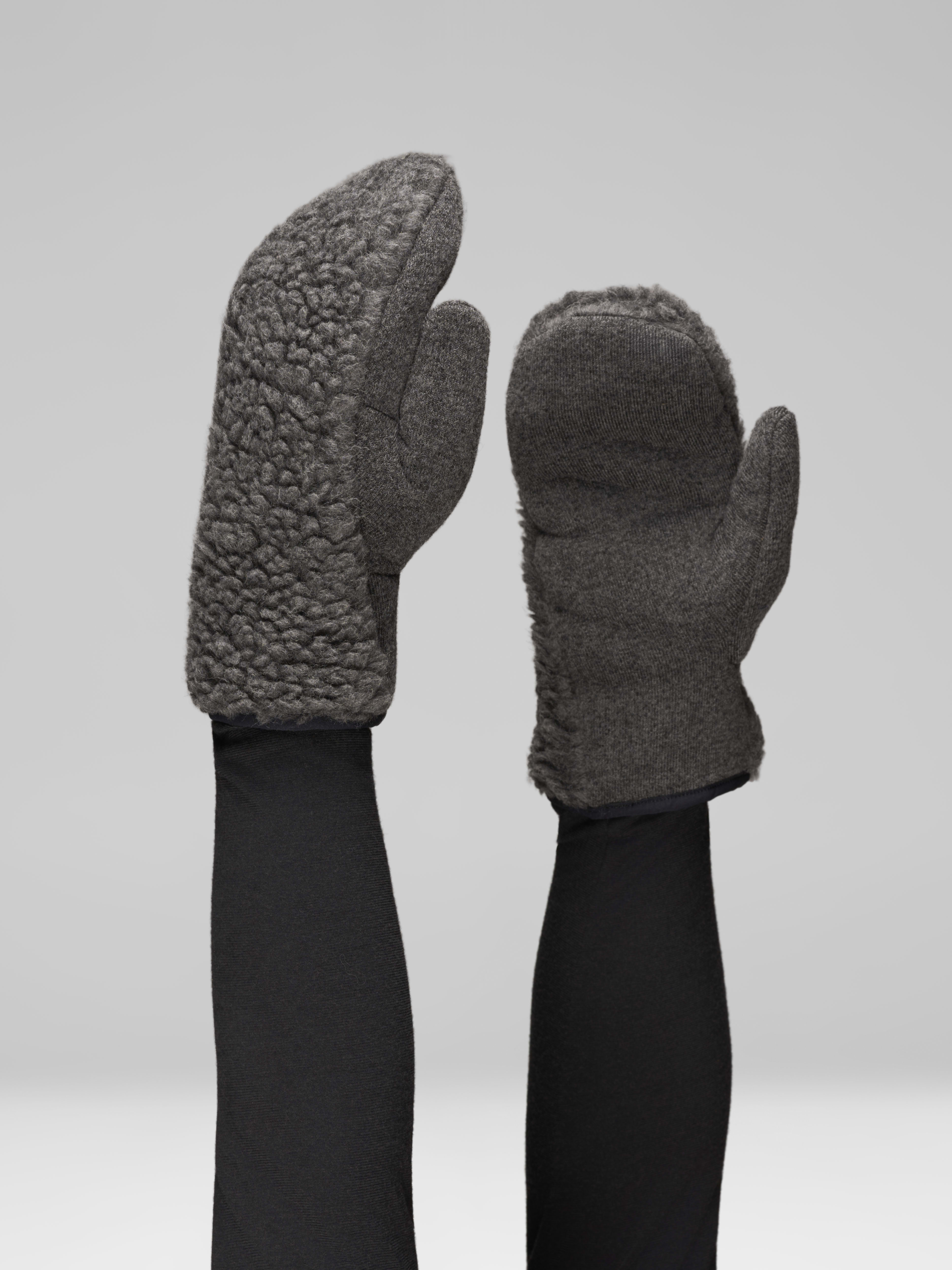 Female Look front image of 29 wool liner Mittens Caviar Black