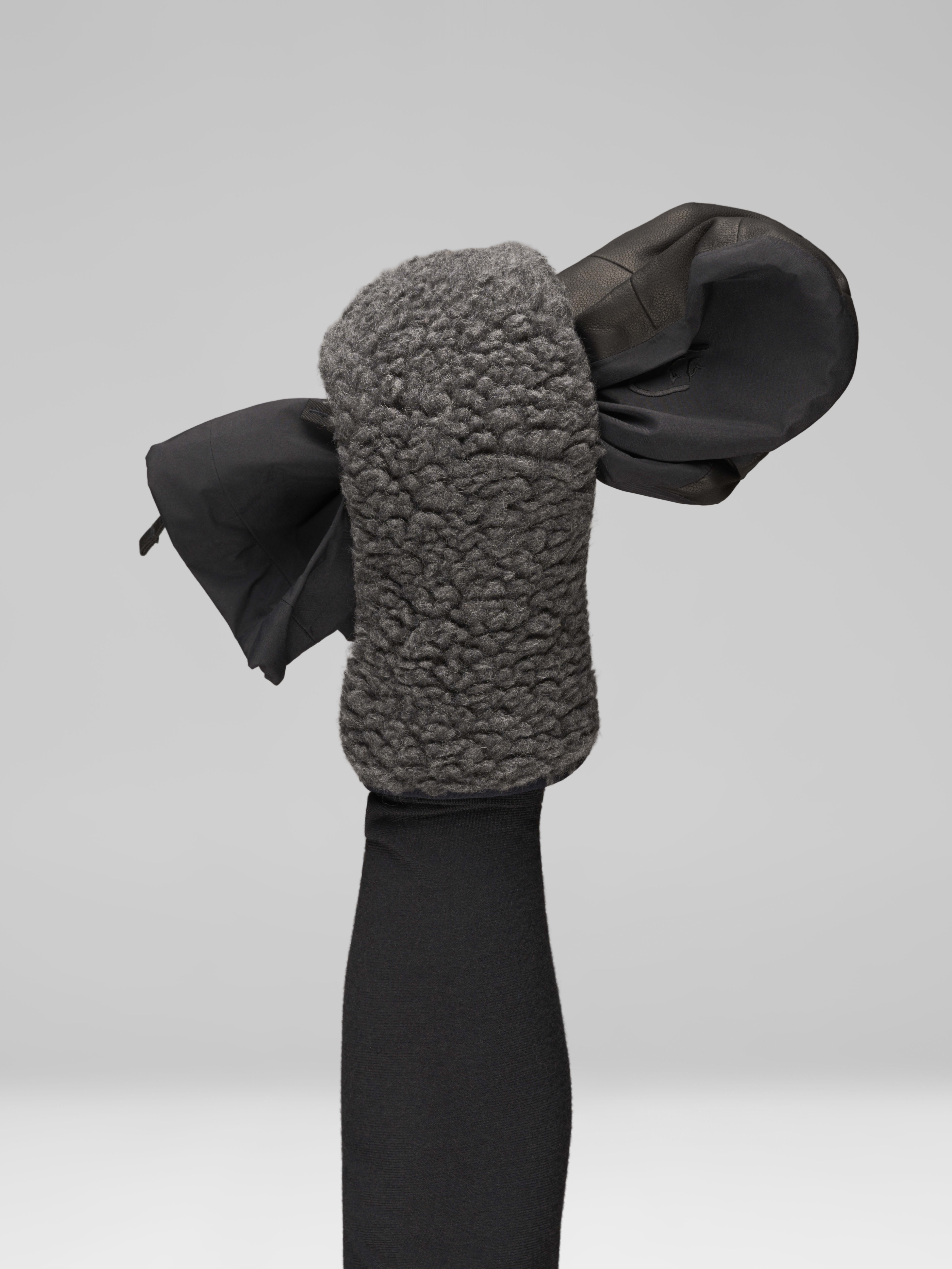 Female Look opening image of 29 wool liner Mittens Caviar Black