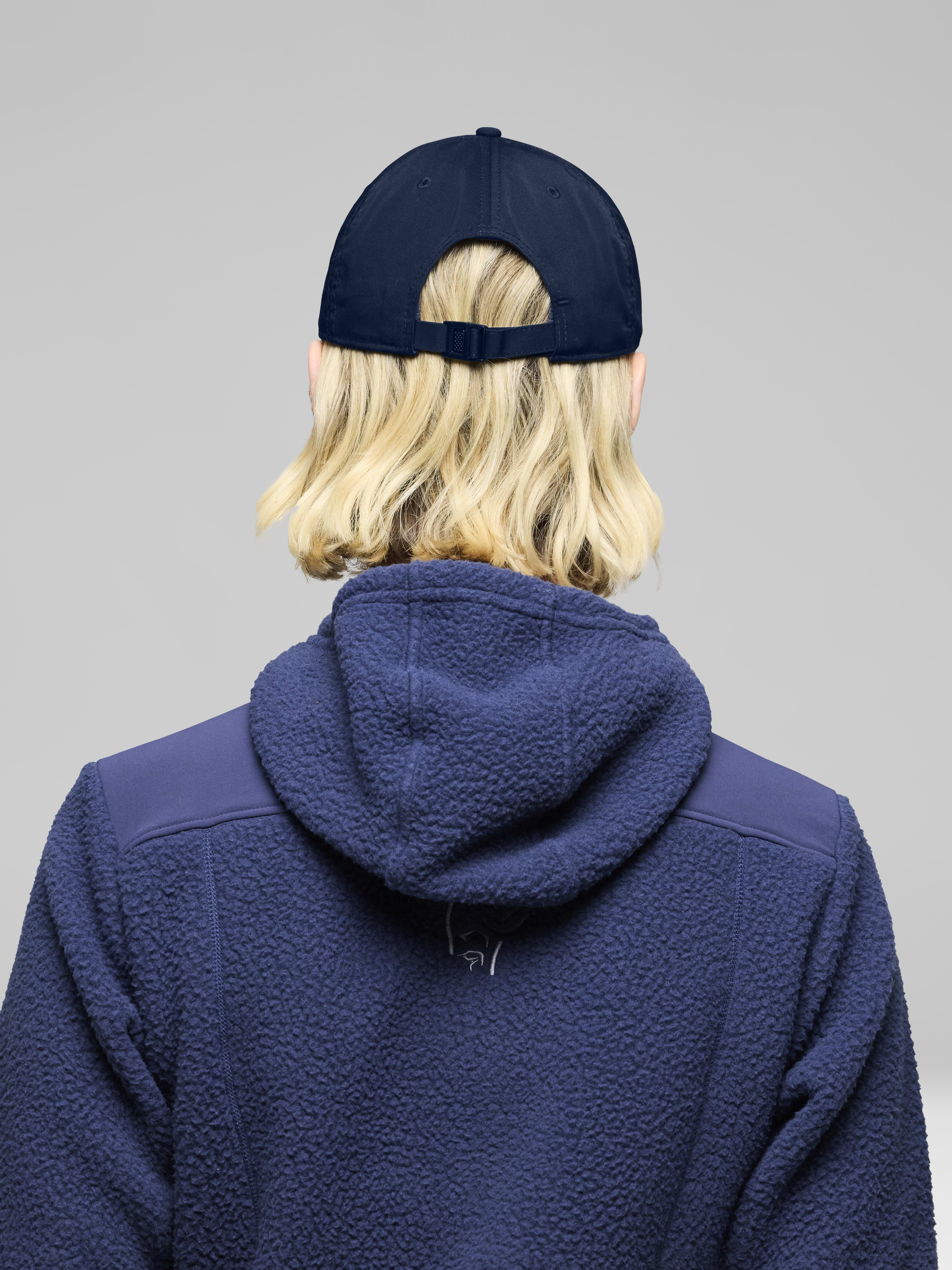 Female Look back image of 29 tech sport Cap Indigo Night