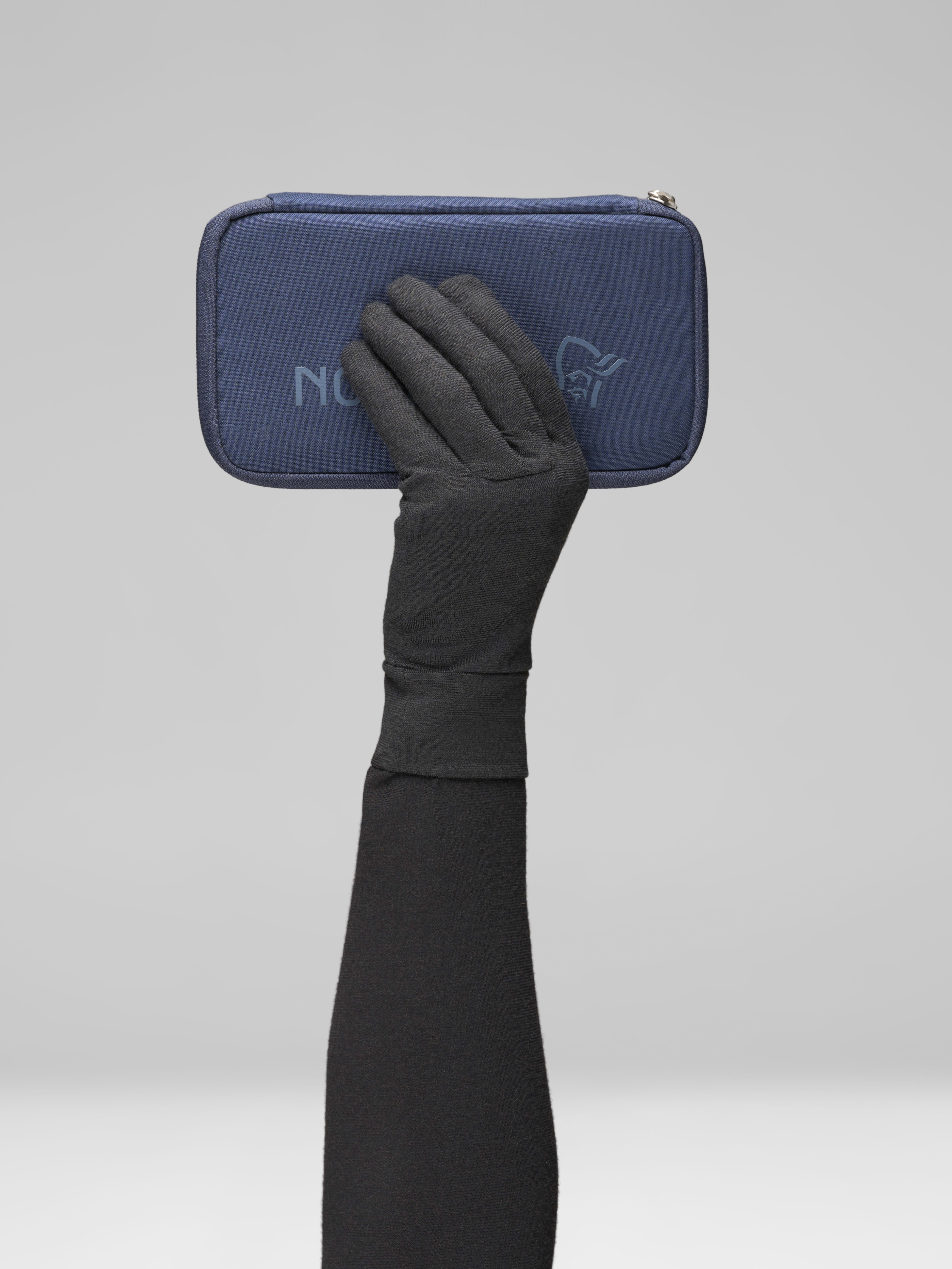 Female Look opening image of 29 pureUll liner Gloves Caviar Black