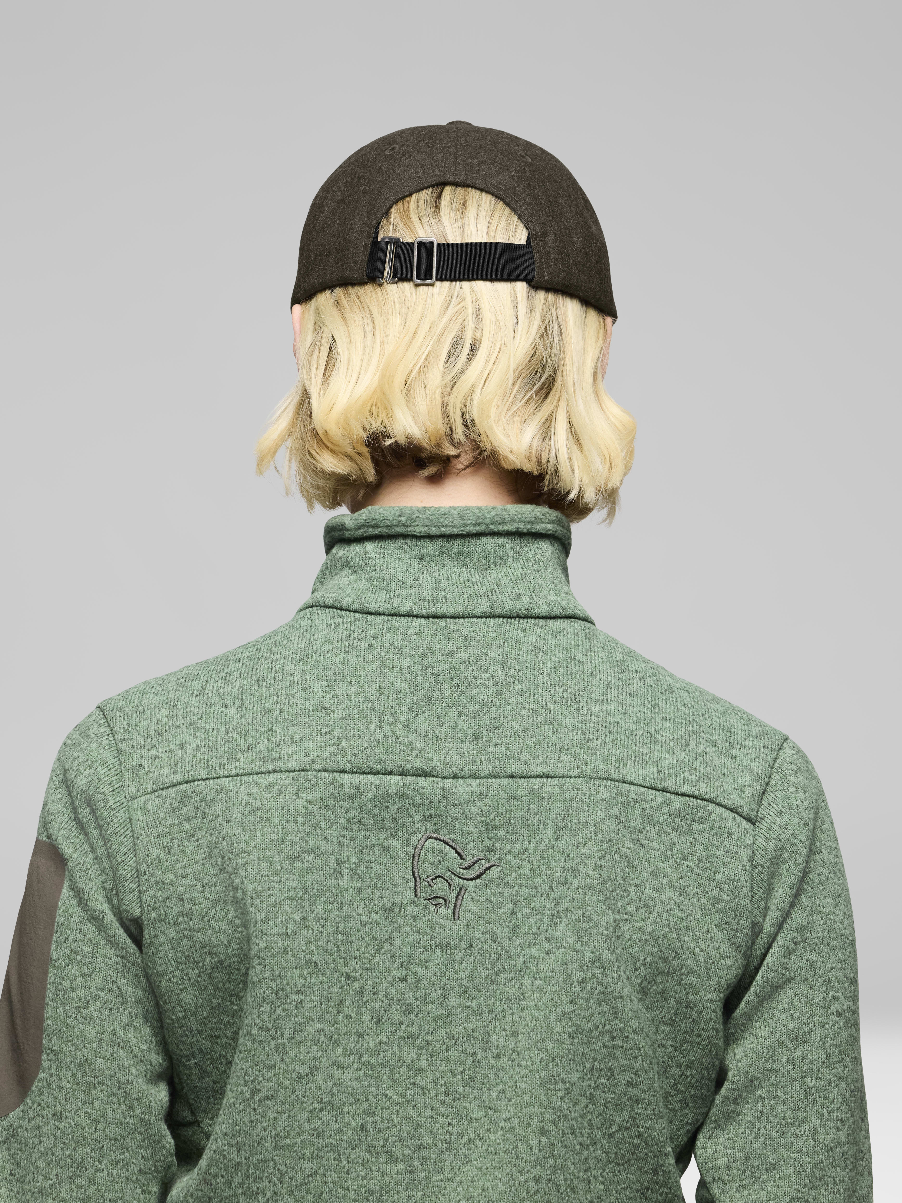 Female Look back image of 29 wool Cap Rosin