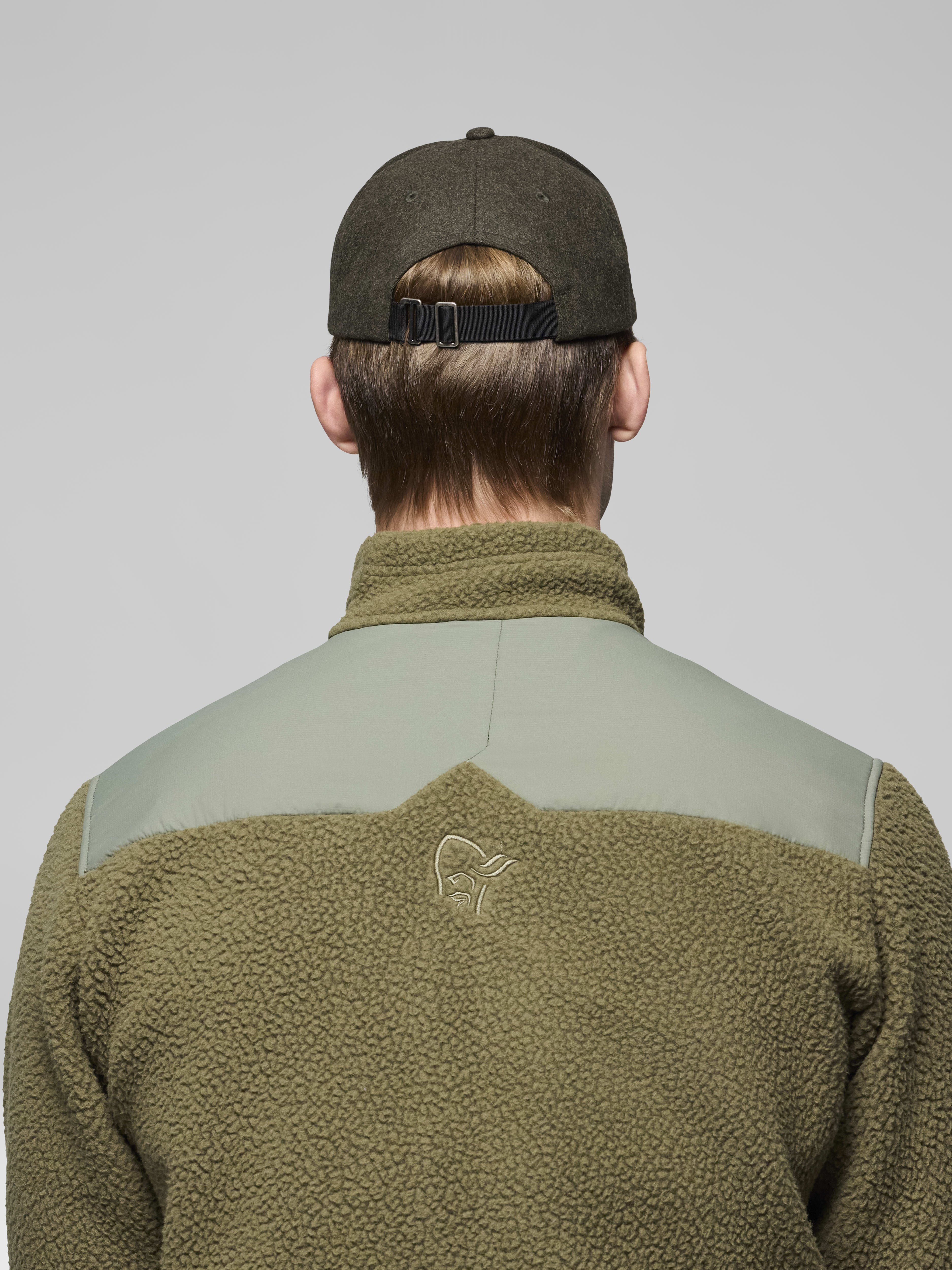Female Look back image of 29 wool Cap Rosin